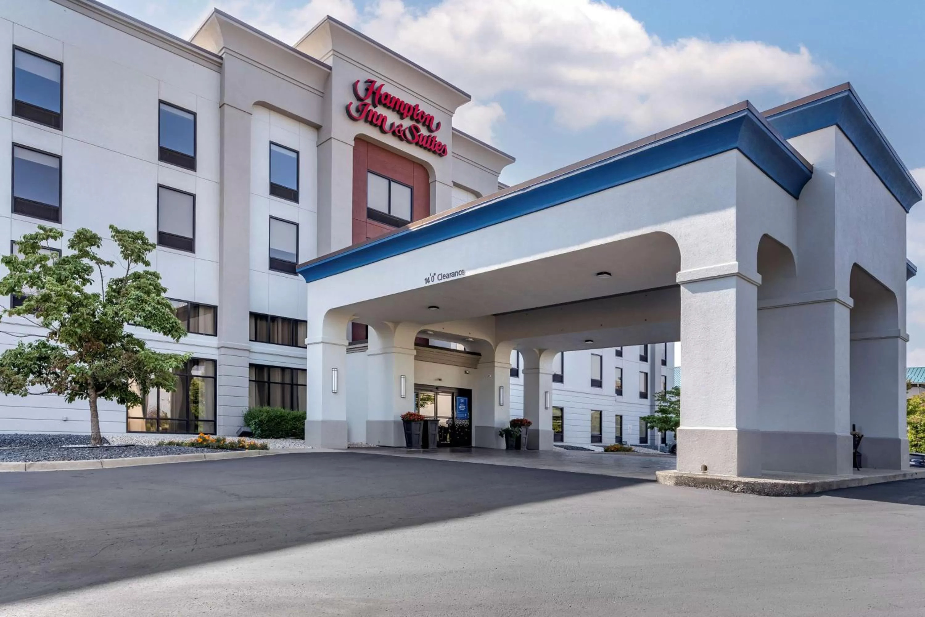 Property building in Hampton Inn & Suites Louisville East