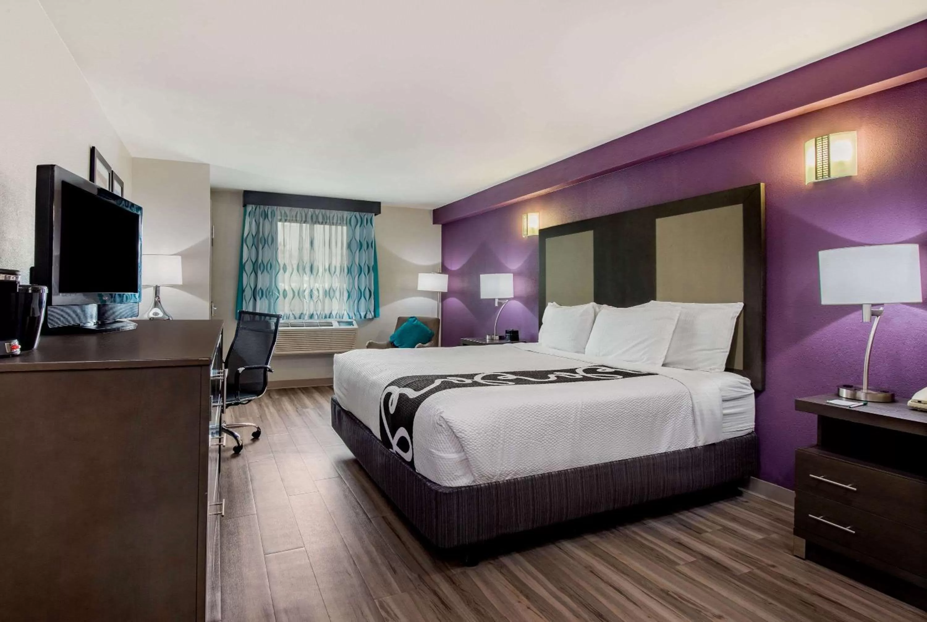 Photo of the whole room, Bed in La Quinta Inn by Wyndham West Long Branch NJ Shore Area