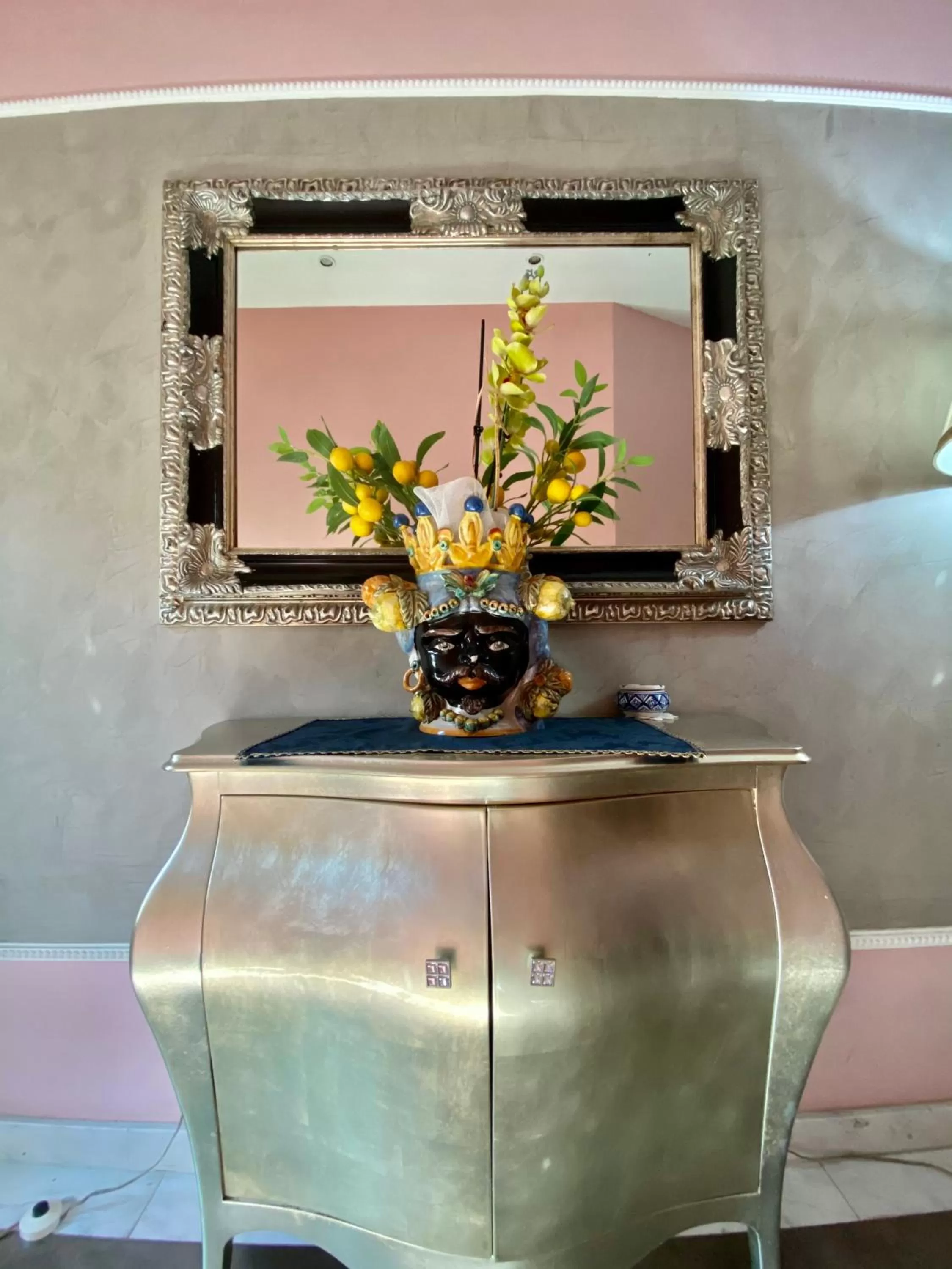 Decorative detail in Hotel Scilla