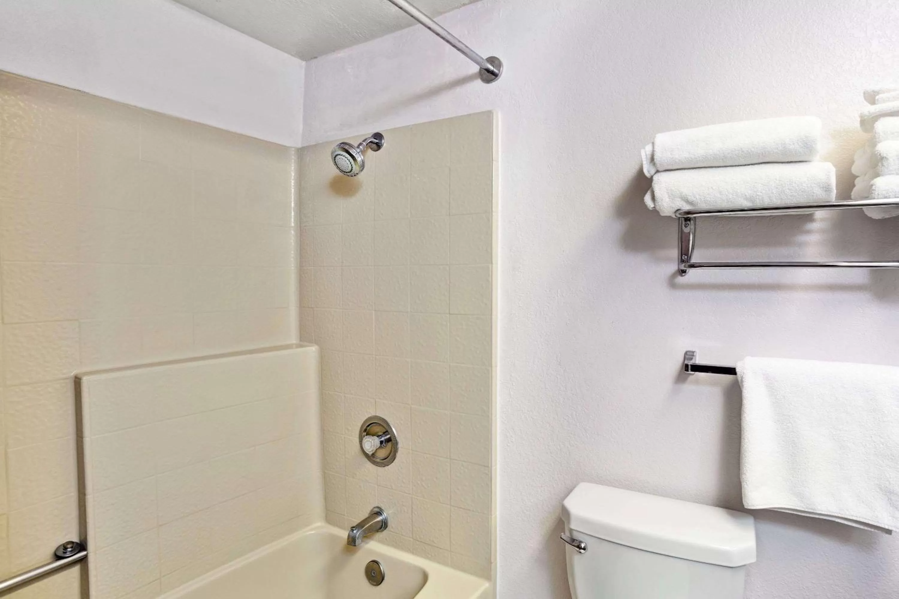 Shower in Days Inn & Suites by Wyndham Fullerton