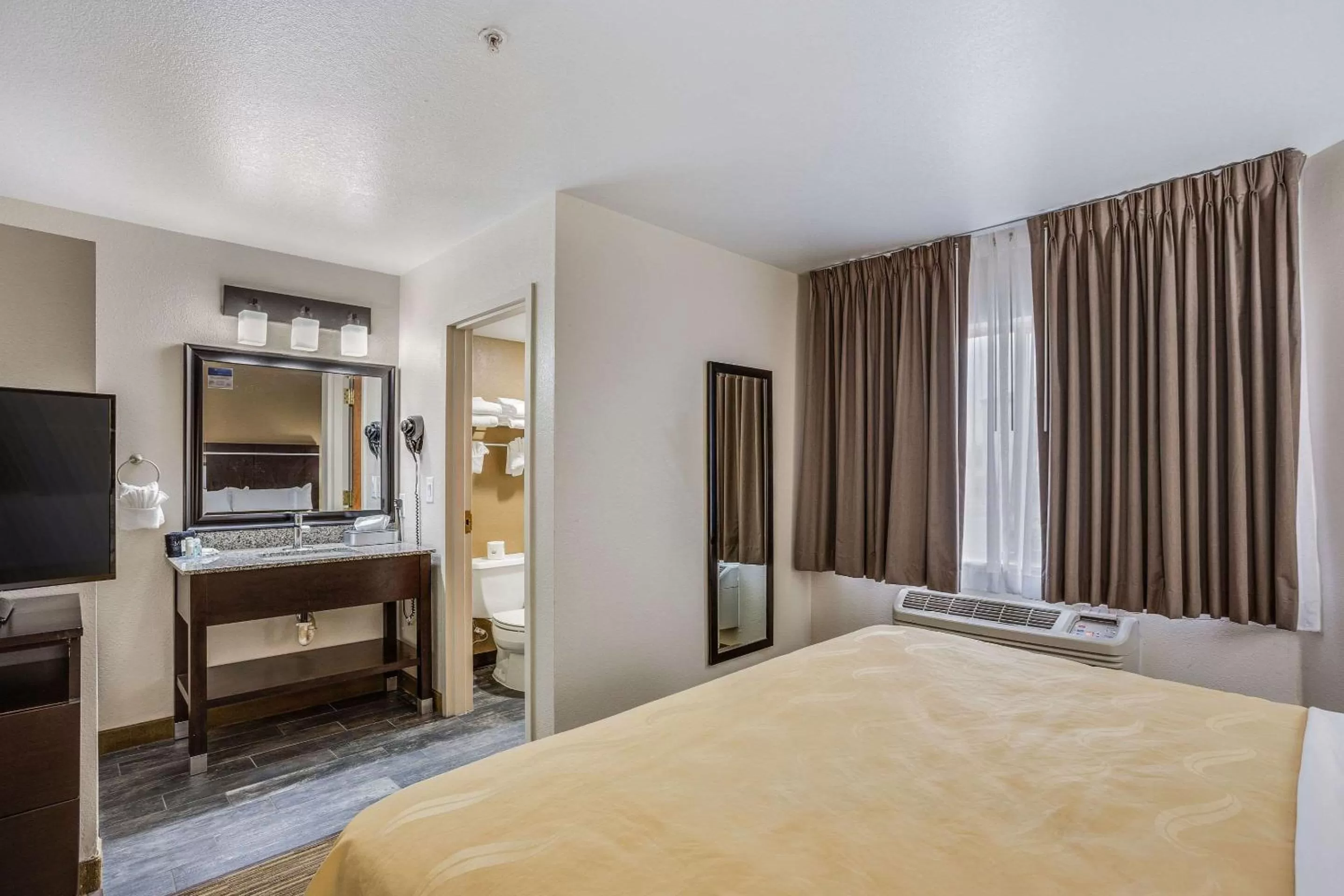 Photo of the whole room, Bed in Quality Inn & Suites Meridian - West Boise
