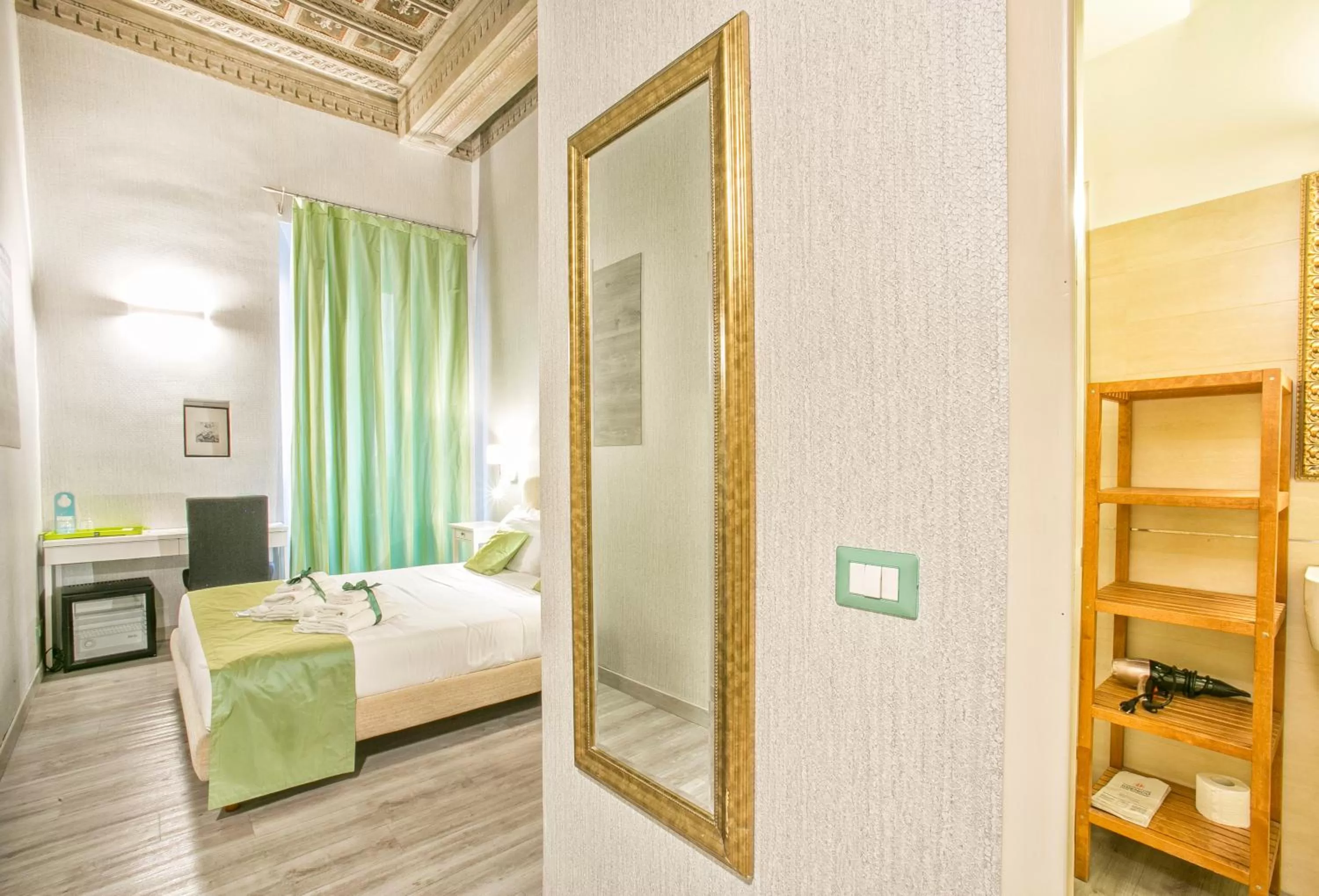 Photo of the whole room, Bed in History Suite