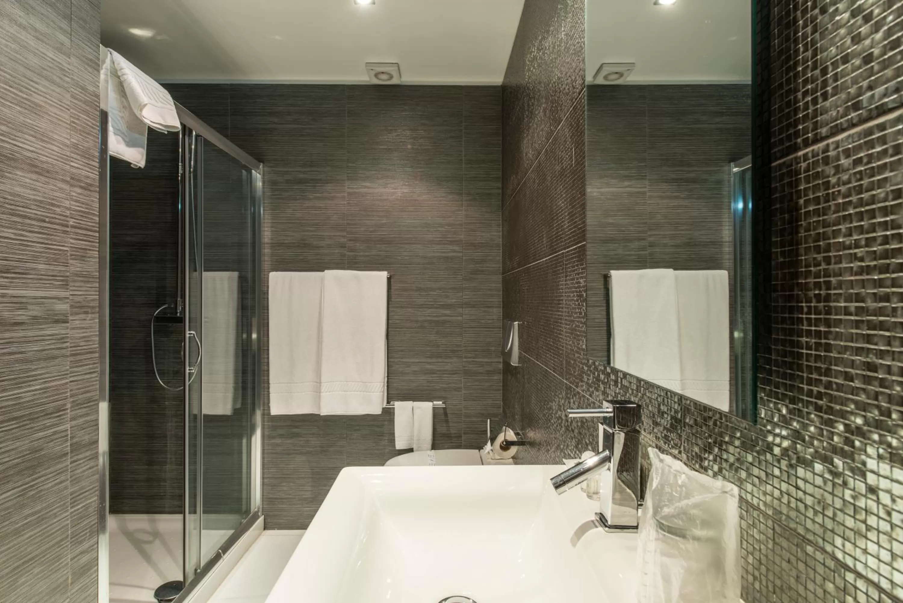 Bathroom in RK Suite Hotel