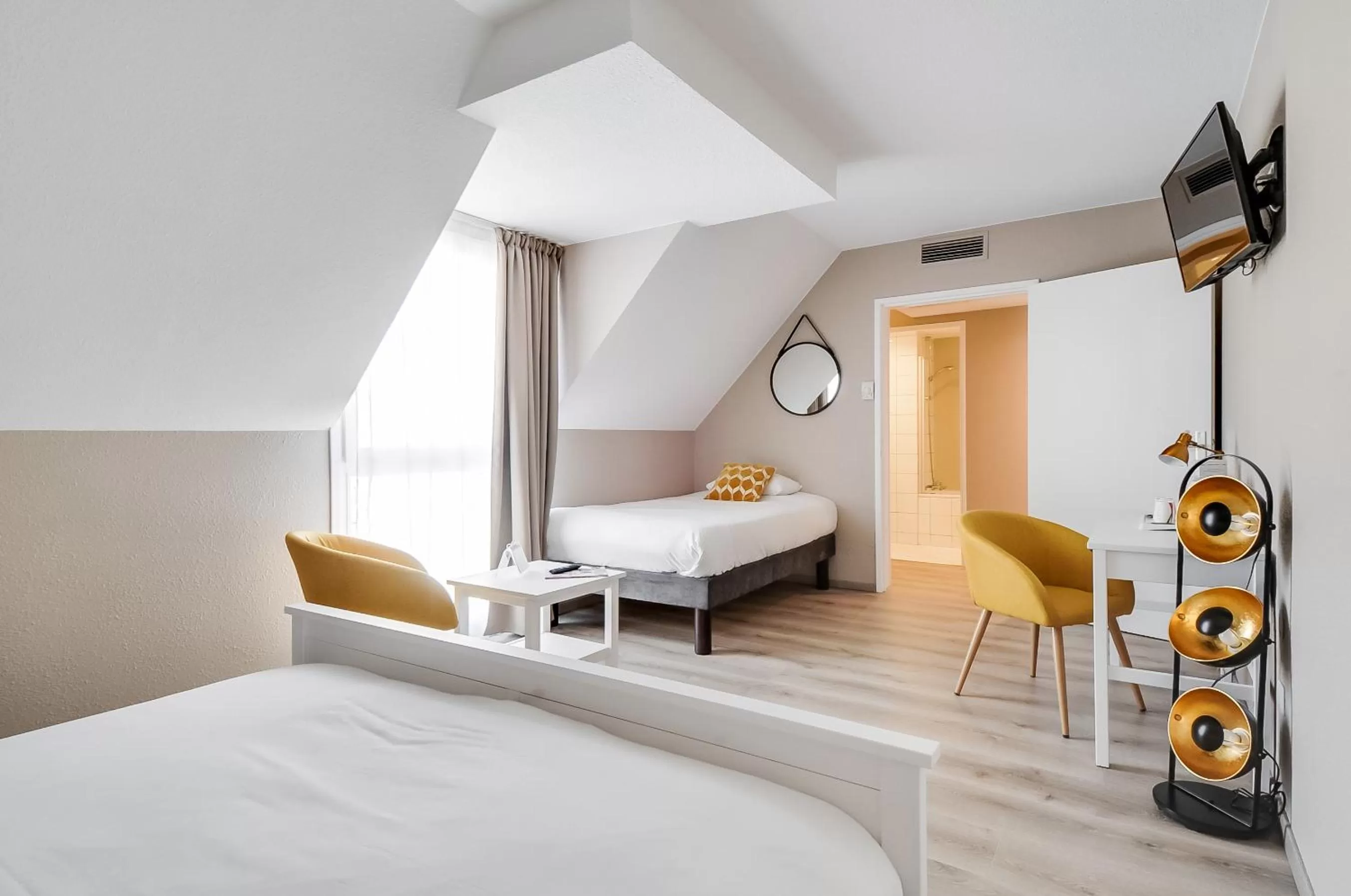 Photo of the whole room in La Maison Hôtel Mulhouse Centre