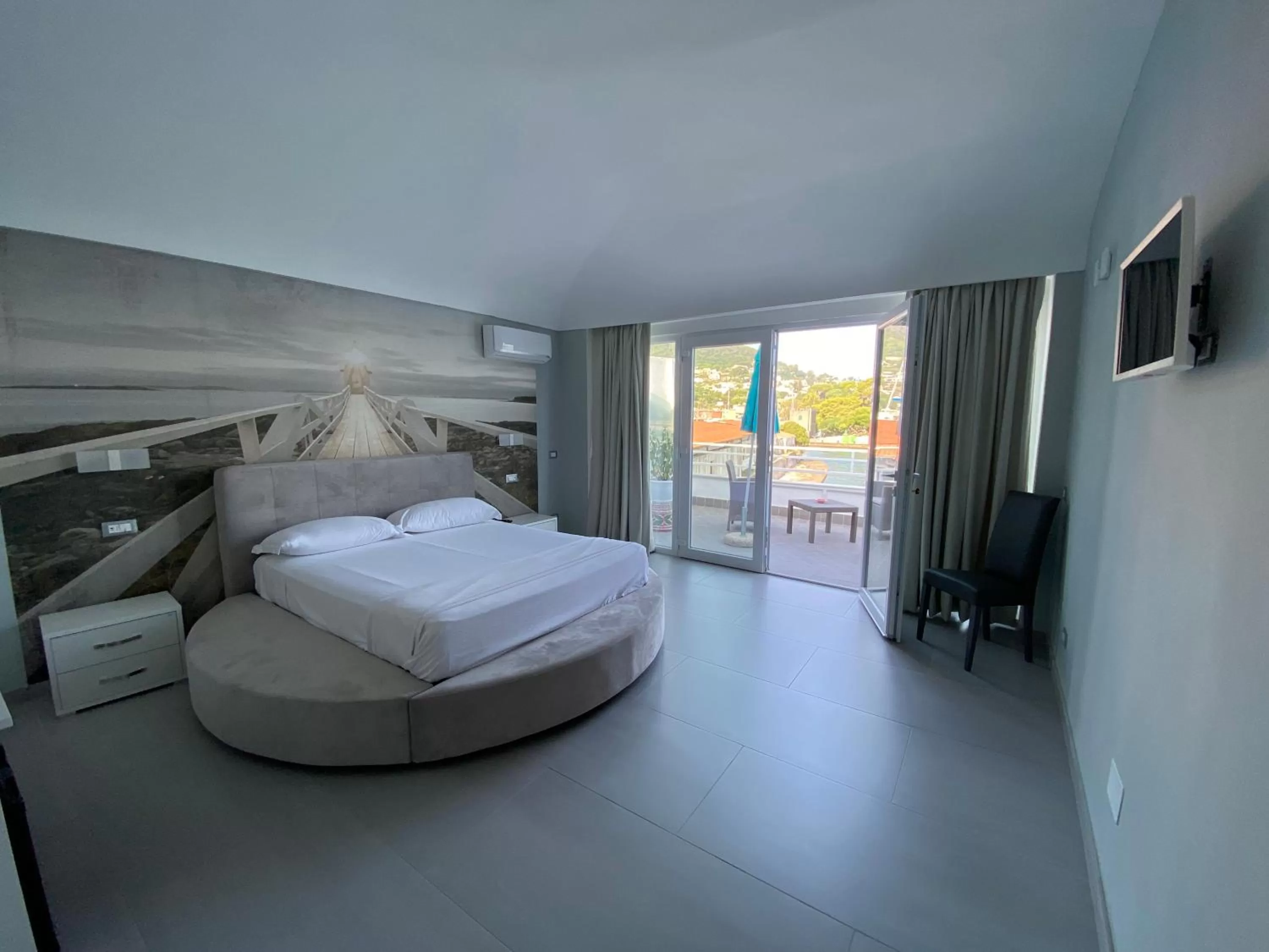 Bedroom, Bed in Clipper Suite