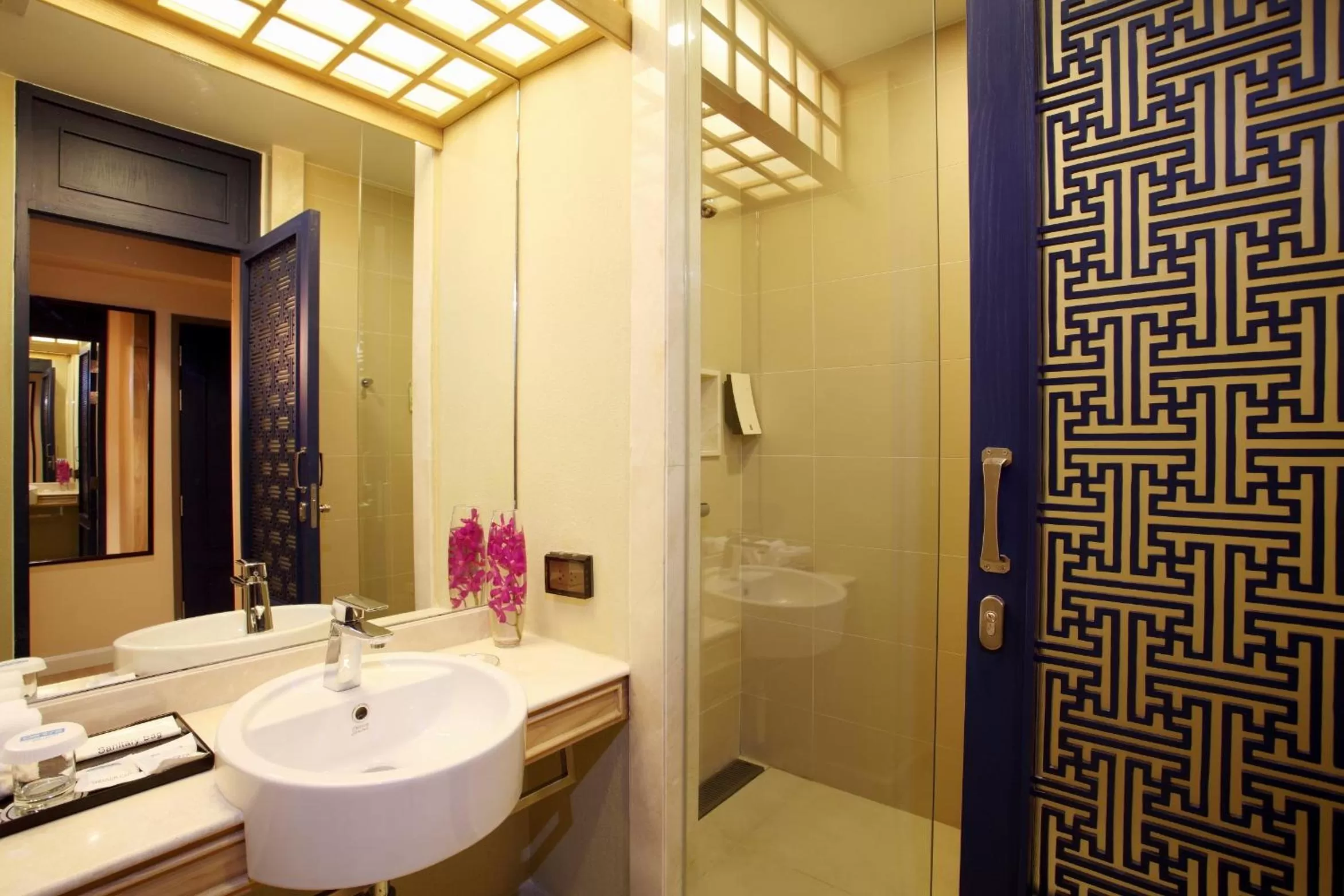 Bathroom in The Quarter Hualamphong by UHG