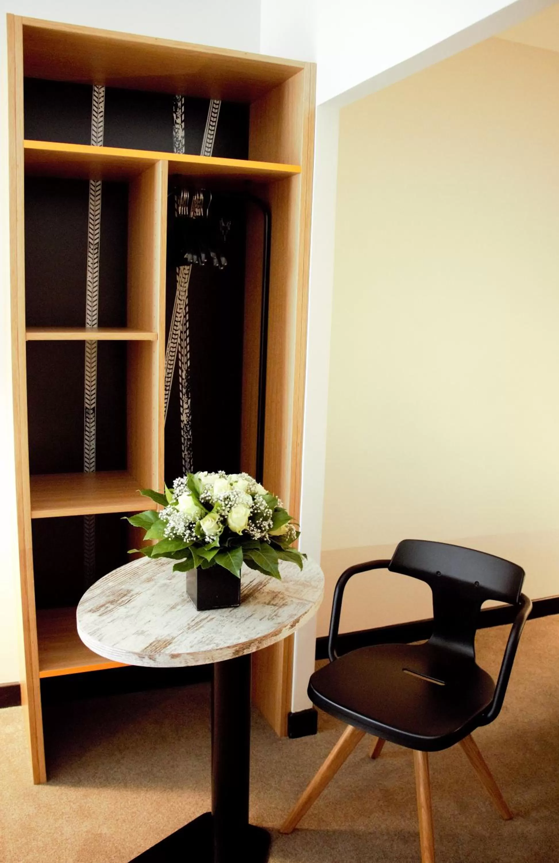 Seating area in ibis Styles Dinan Centre Ville