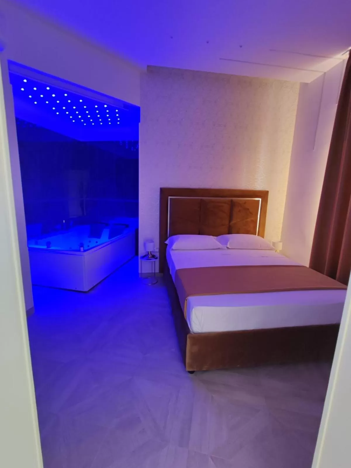 Bed in Twin Towers Naples Luxury