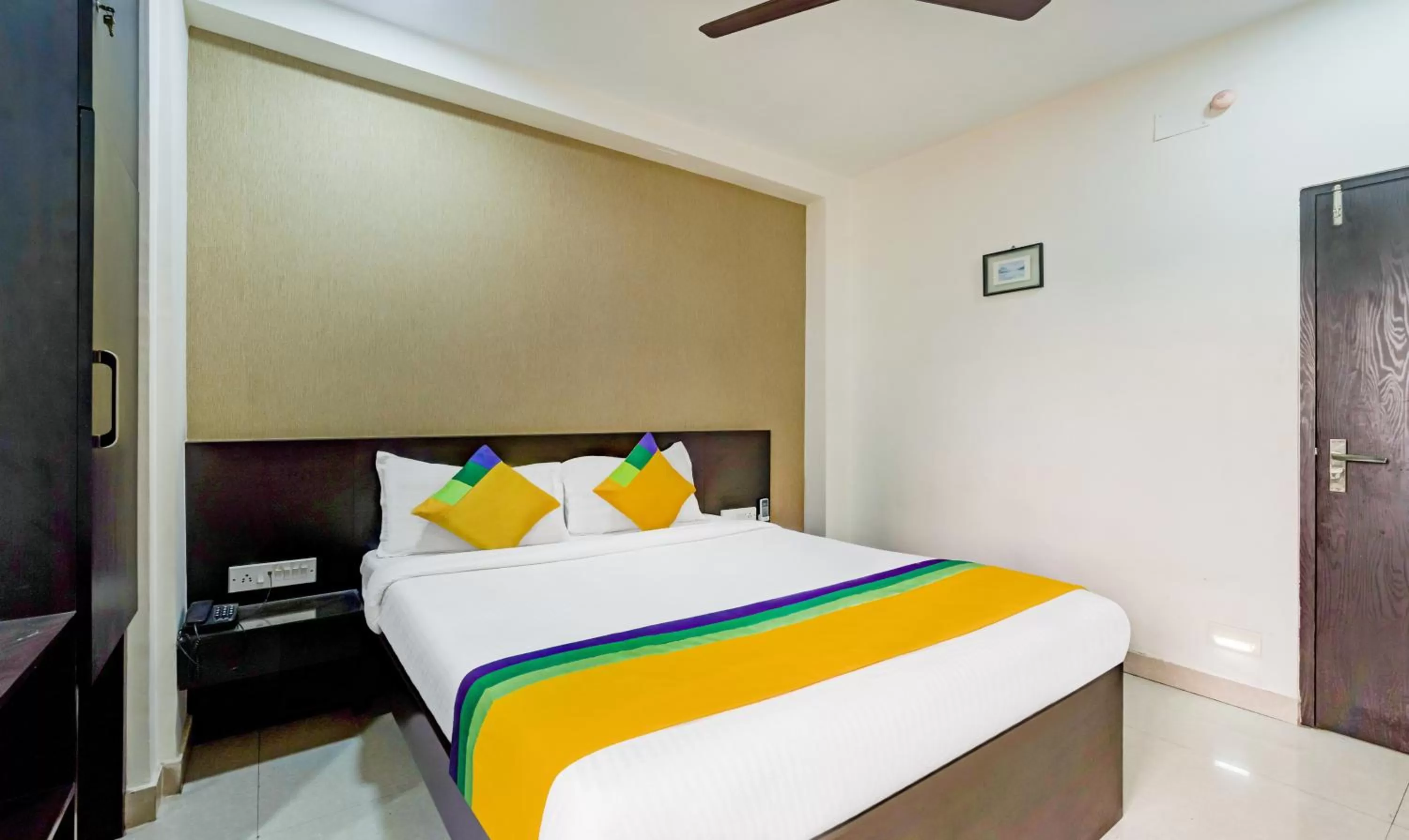 Bedroom, Bed in Itsy Hotels Neeranand Plaza, Bhawanipur