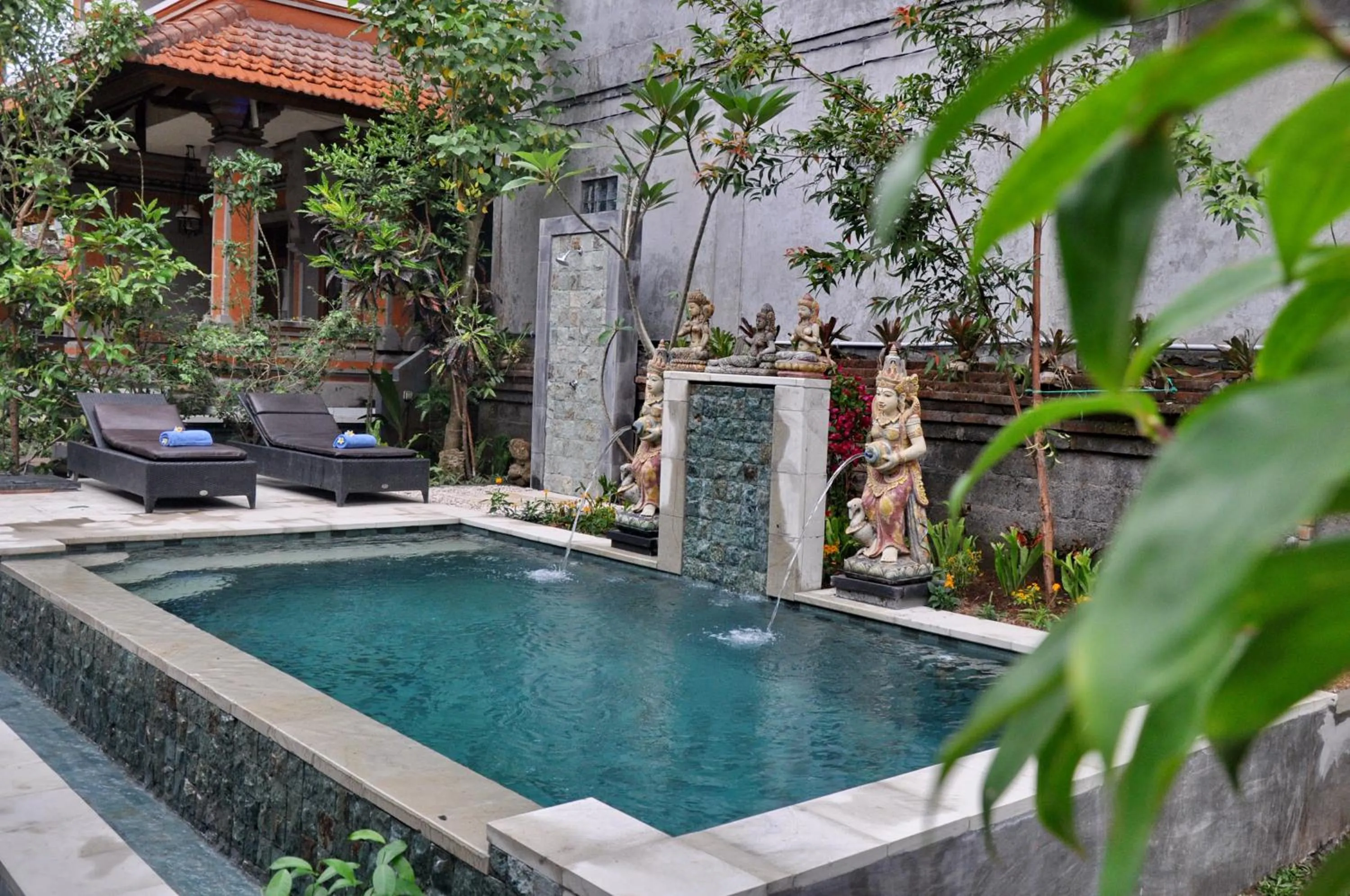 Swimming pool in Nick's Homestay