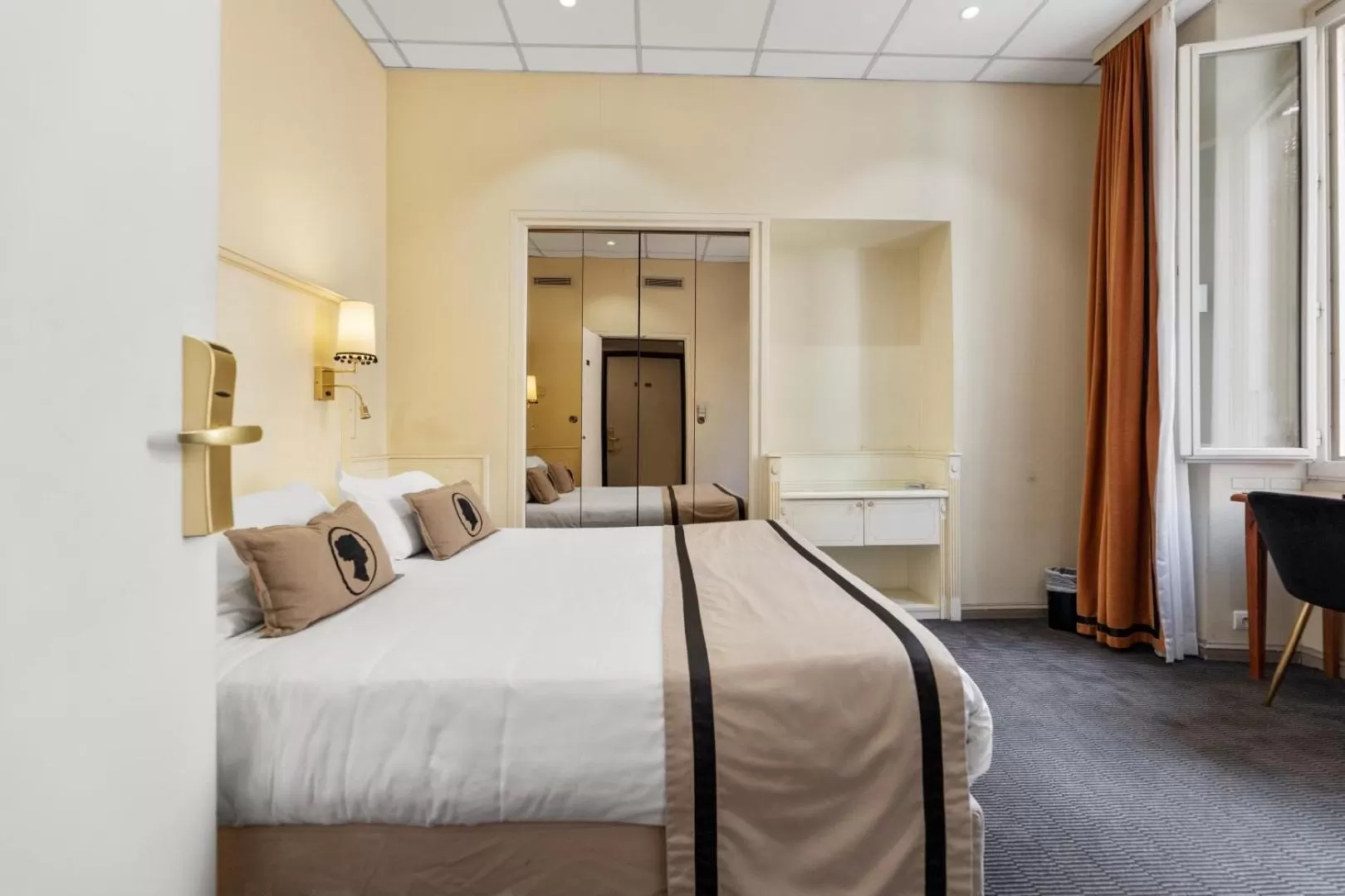 Photo of the whole room, Bed in Napoleon