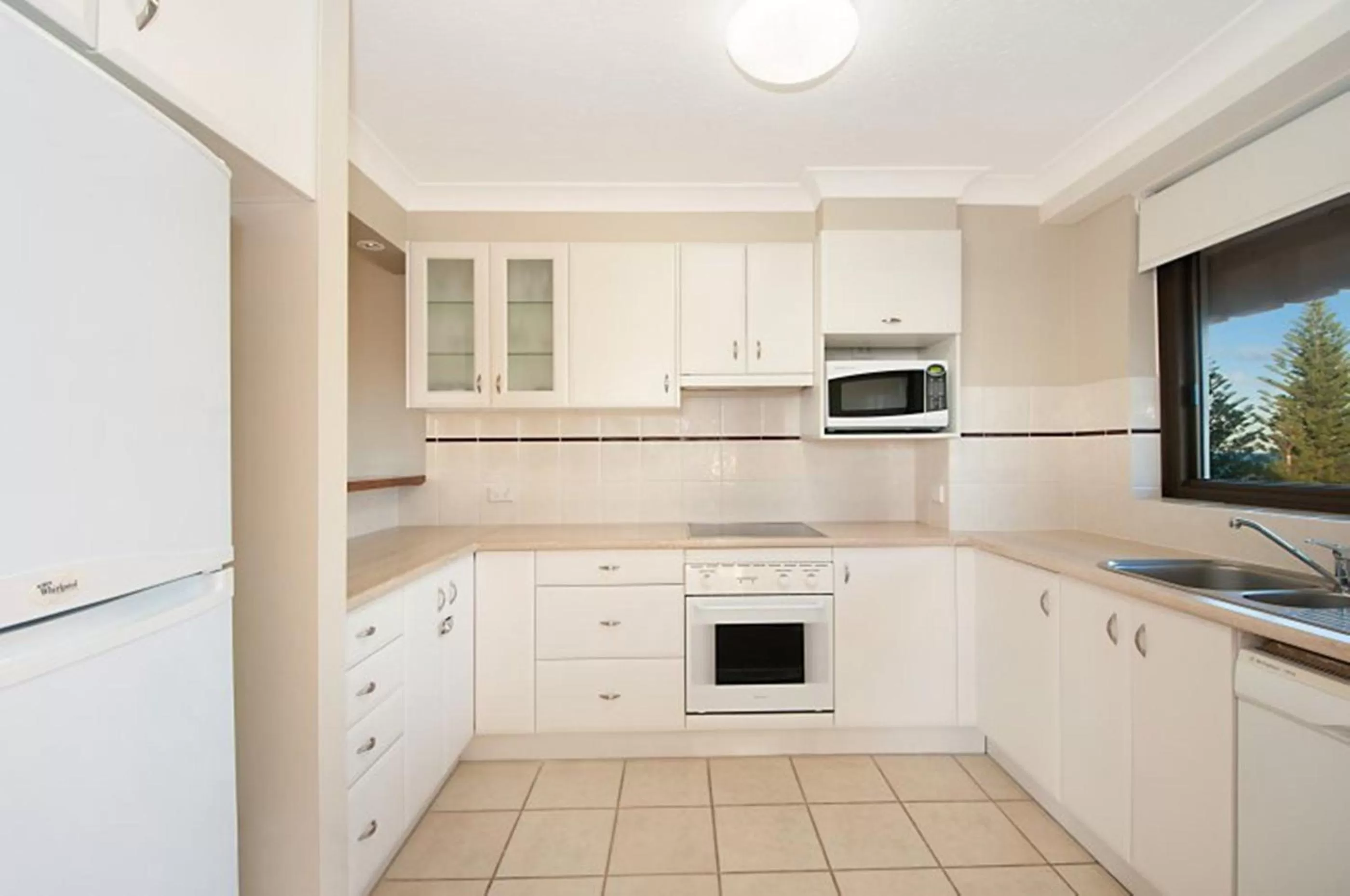 Kitchen or kitchenette in De Ville Apartments