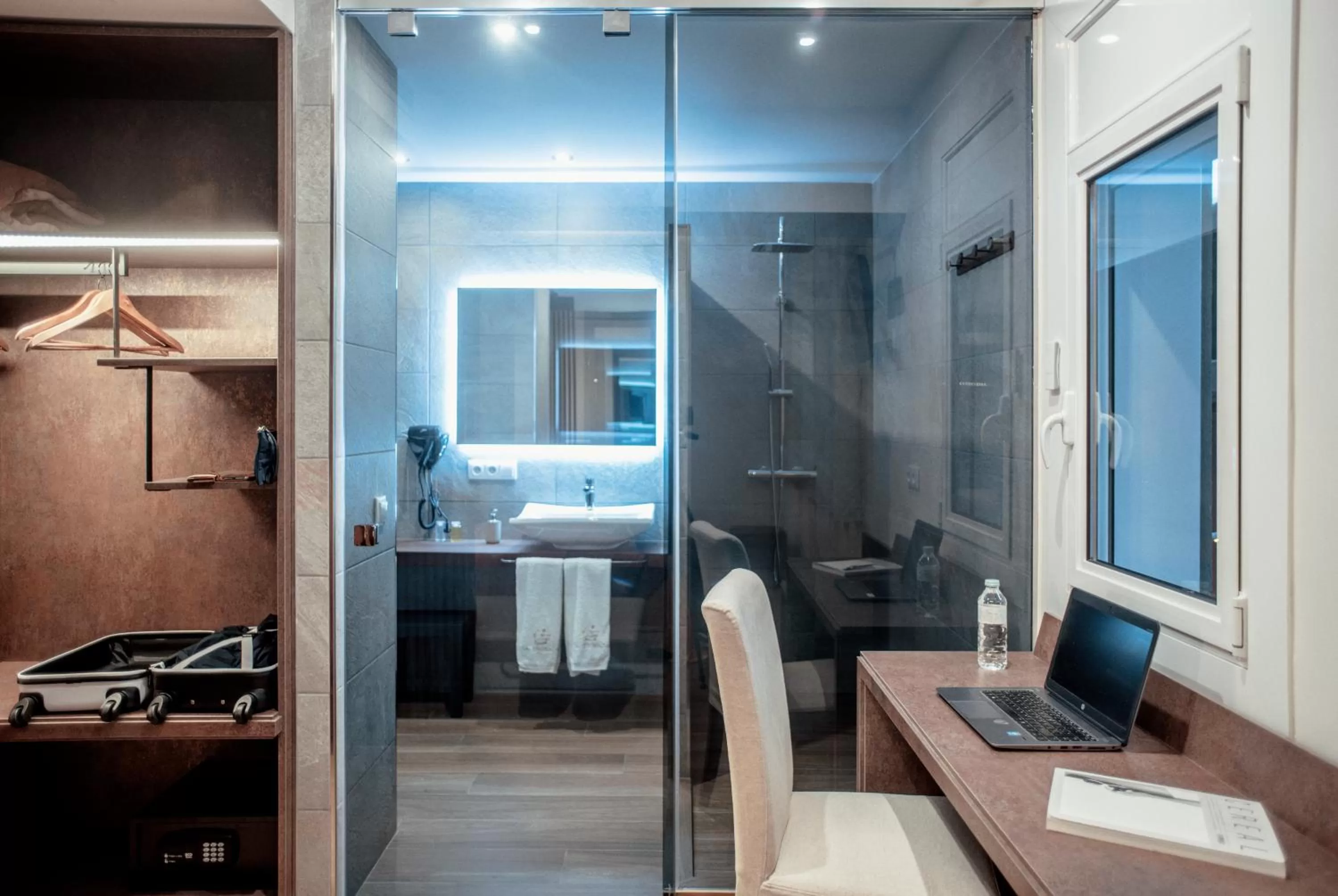 Bathroom, Bed in La Trobada Hotel Boutique