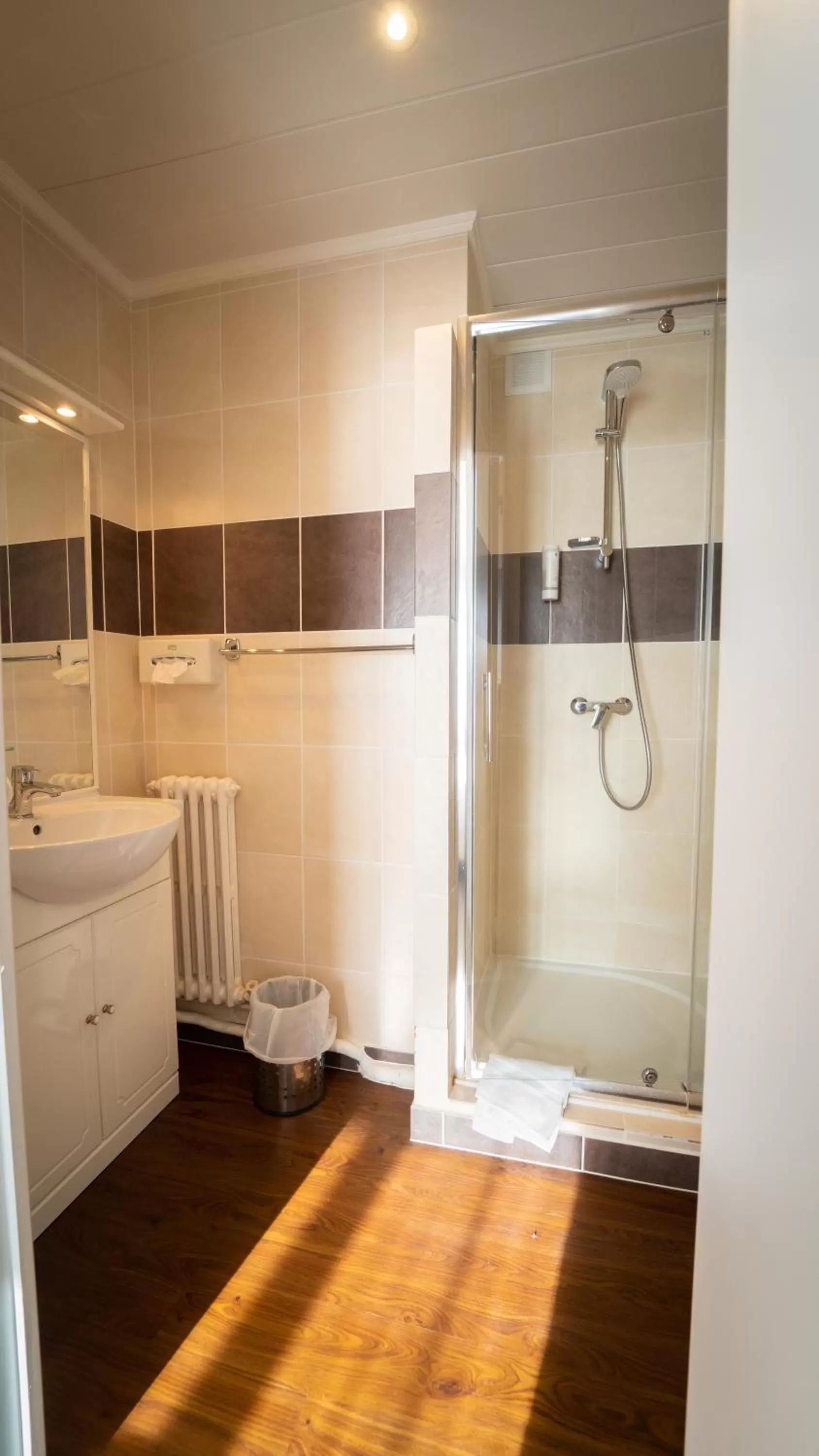 Bathroom in Best Western Hotel Ile de France