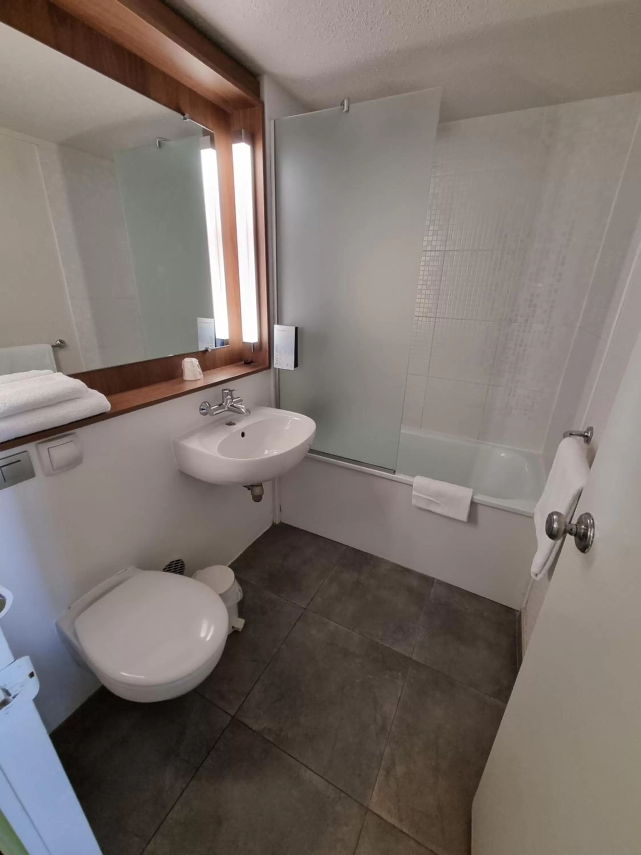 Bathroom in Campanile Toulouse - Blagnac Aéroport