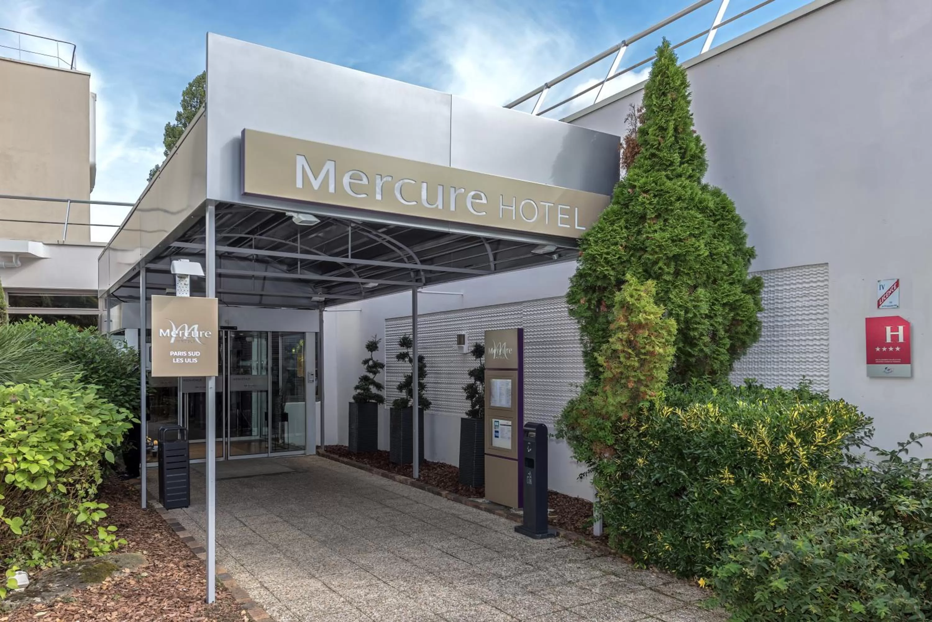 Facade/entrance in Mercure Paris Sud Les Ulis-Courtaboeuf