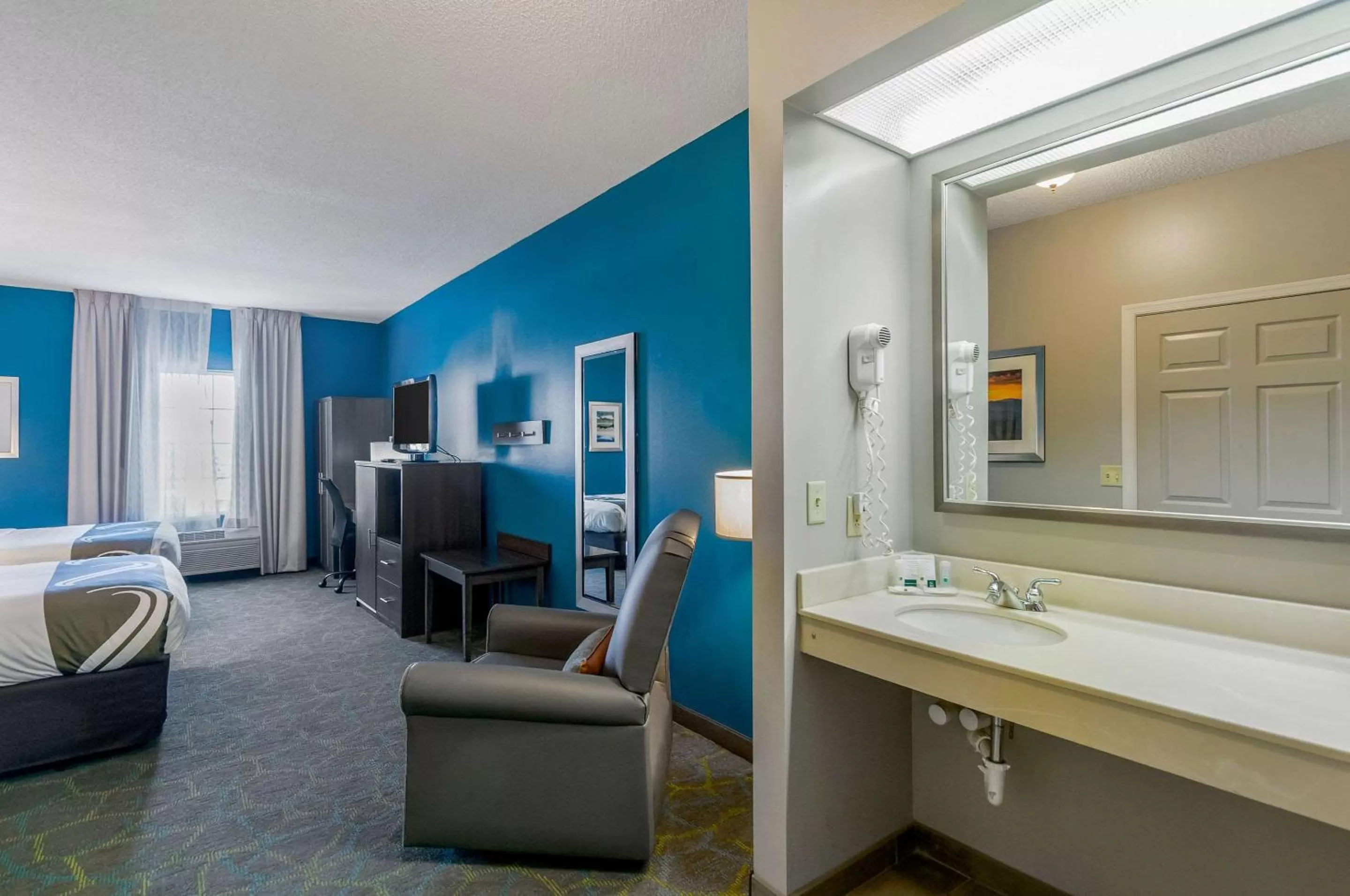 Photo of the whole room, Bed in Quality Inn Harrisonburg I-81