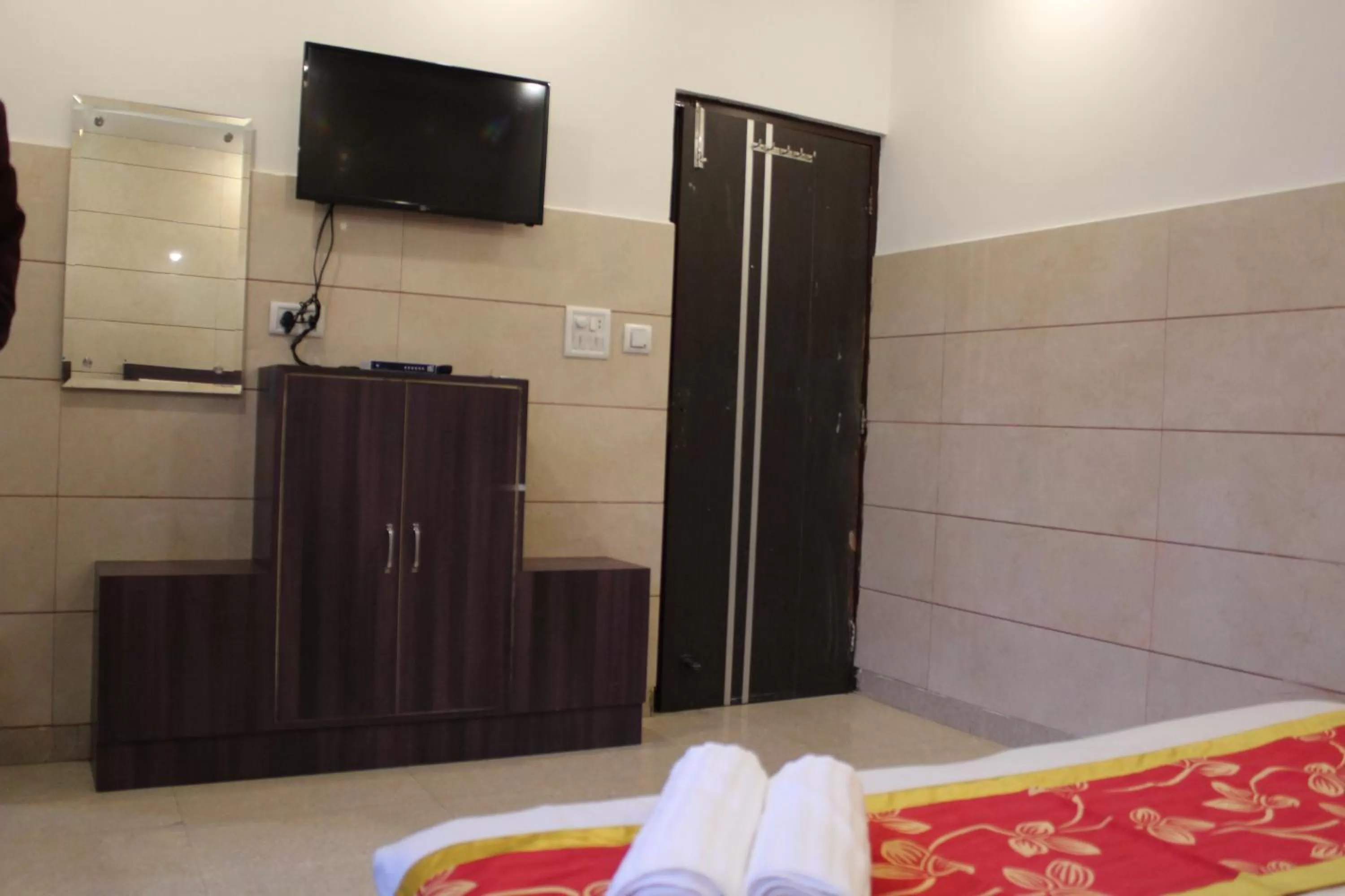 TV and multimedia, TV/Entertainment Center in Trimrooms JMC Katra