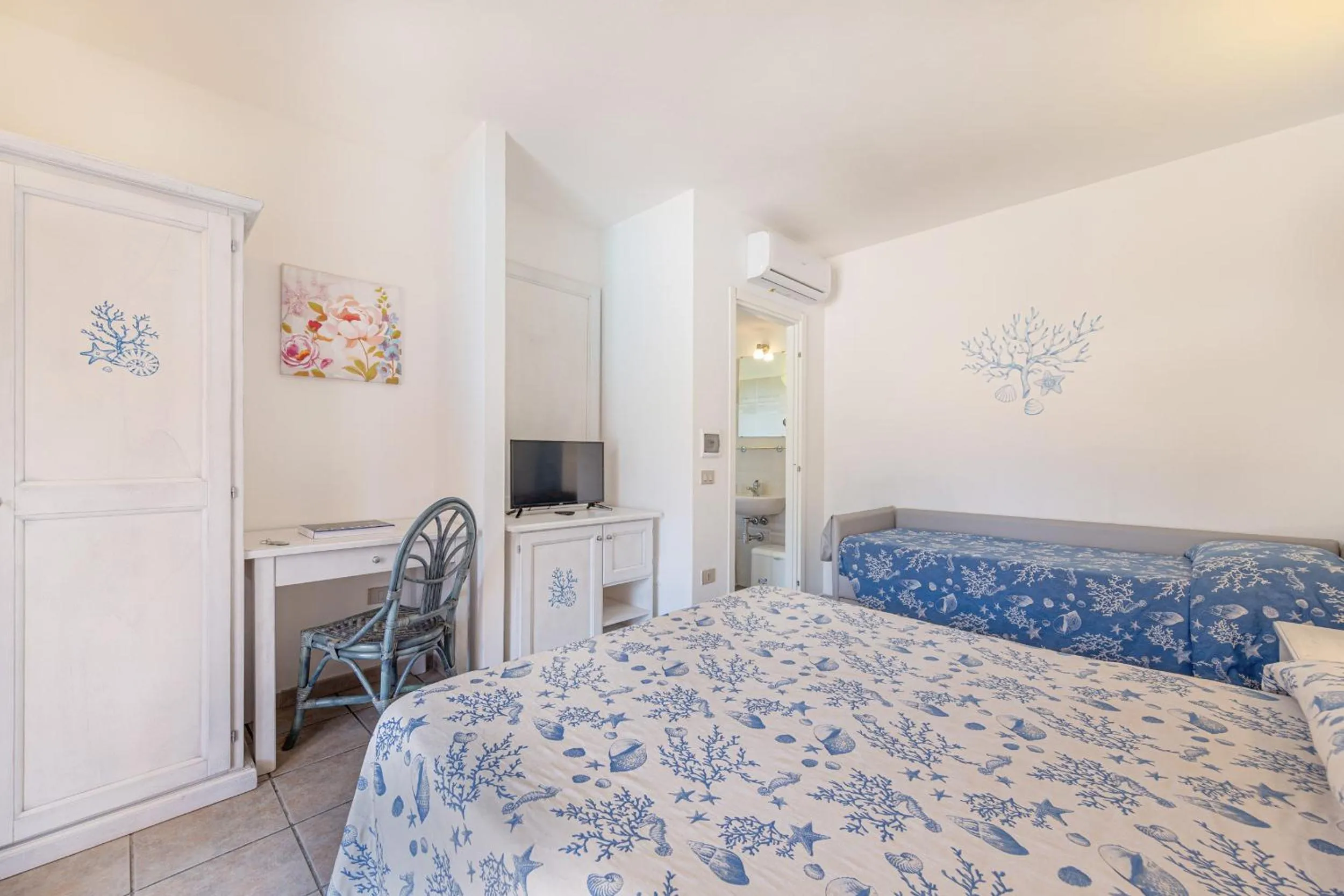 Bed in Marina Manna Hotel and Club Village