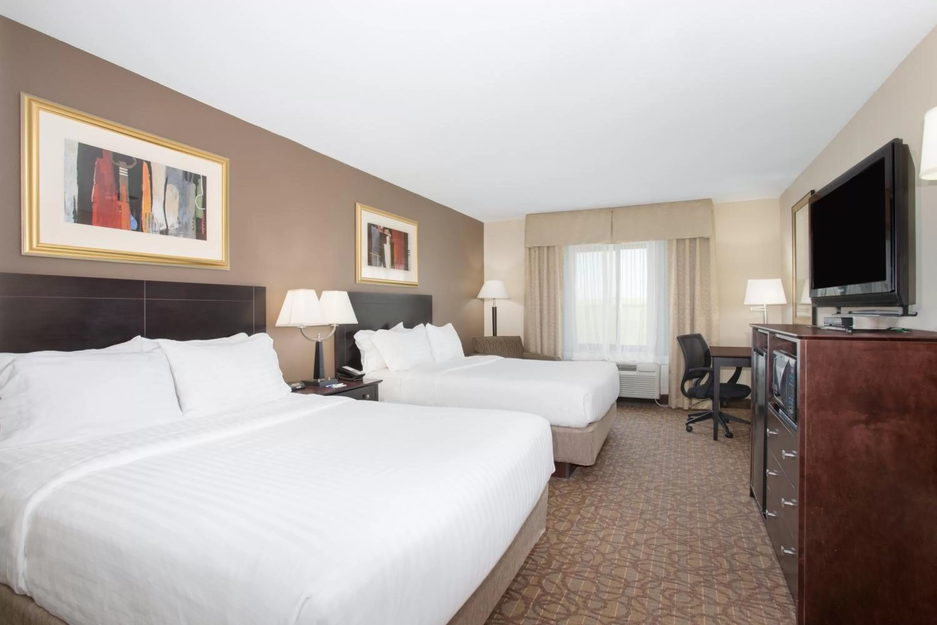 Photo of the whole room, Bed in Holiday Inn Express Hotel & Suites Concordia US 81 by IHG