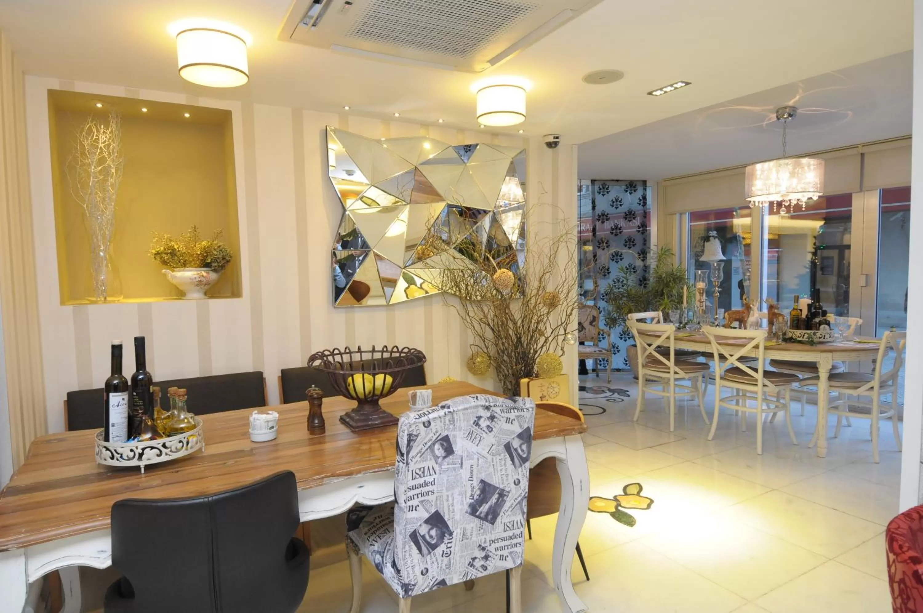 Restaurant/places to eat in Taksim Gonen Hotel