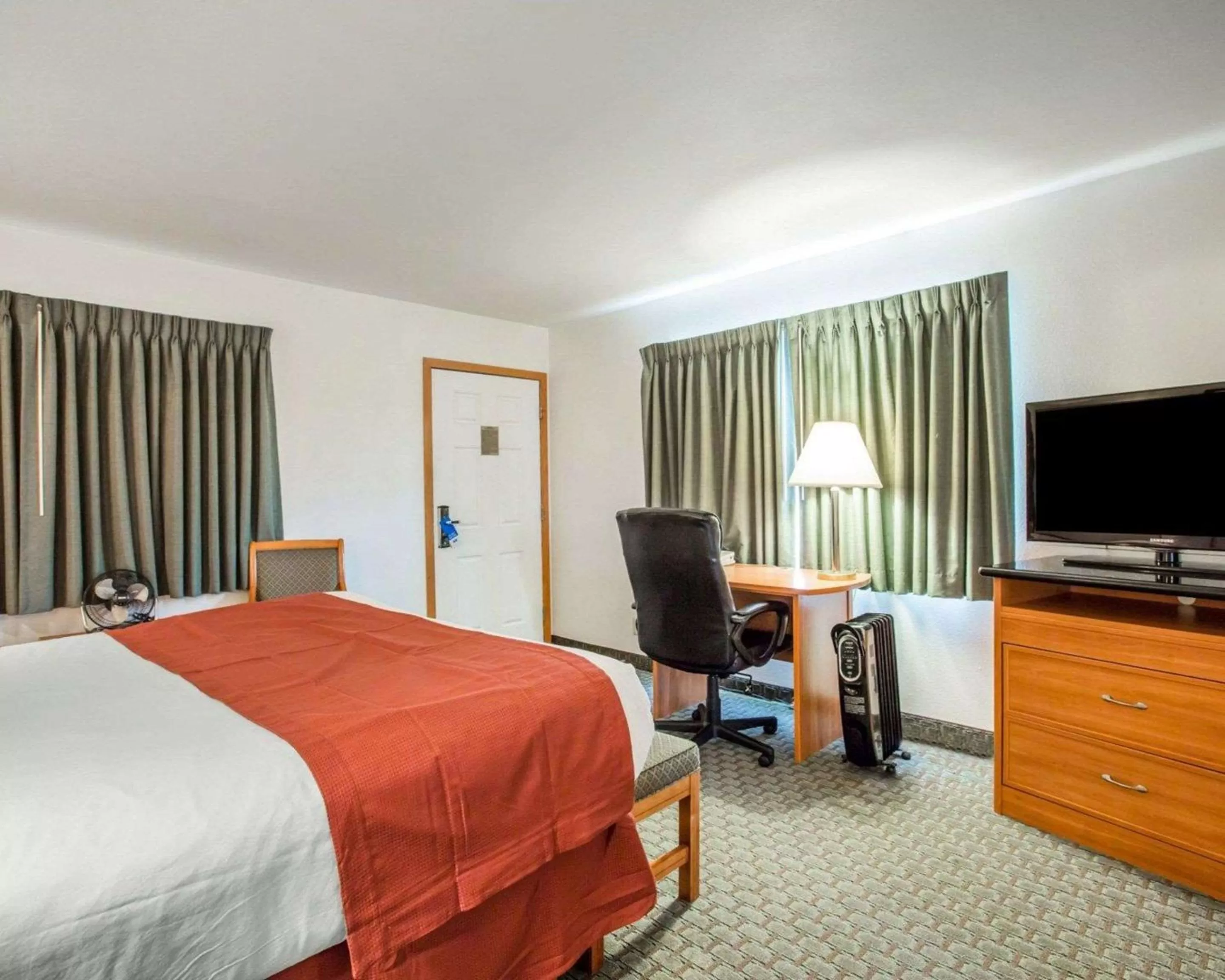 Photo of the whole room, Bed in Rodeway Inn Newport