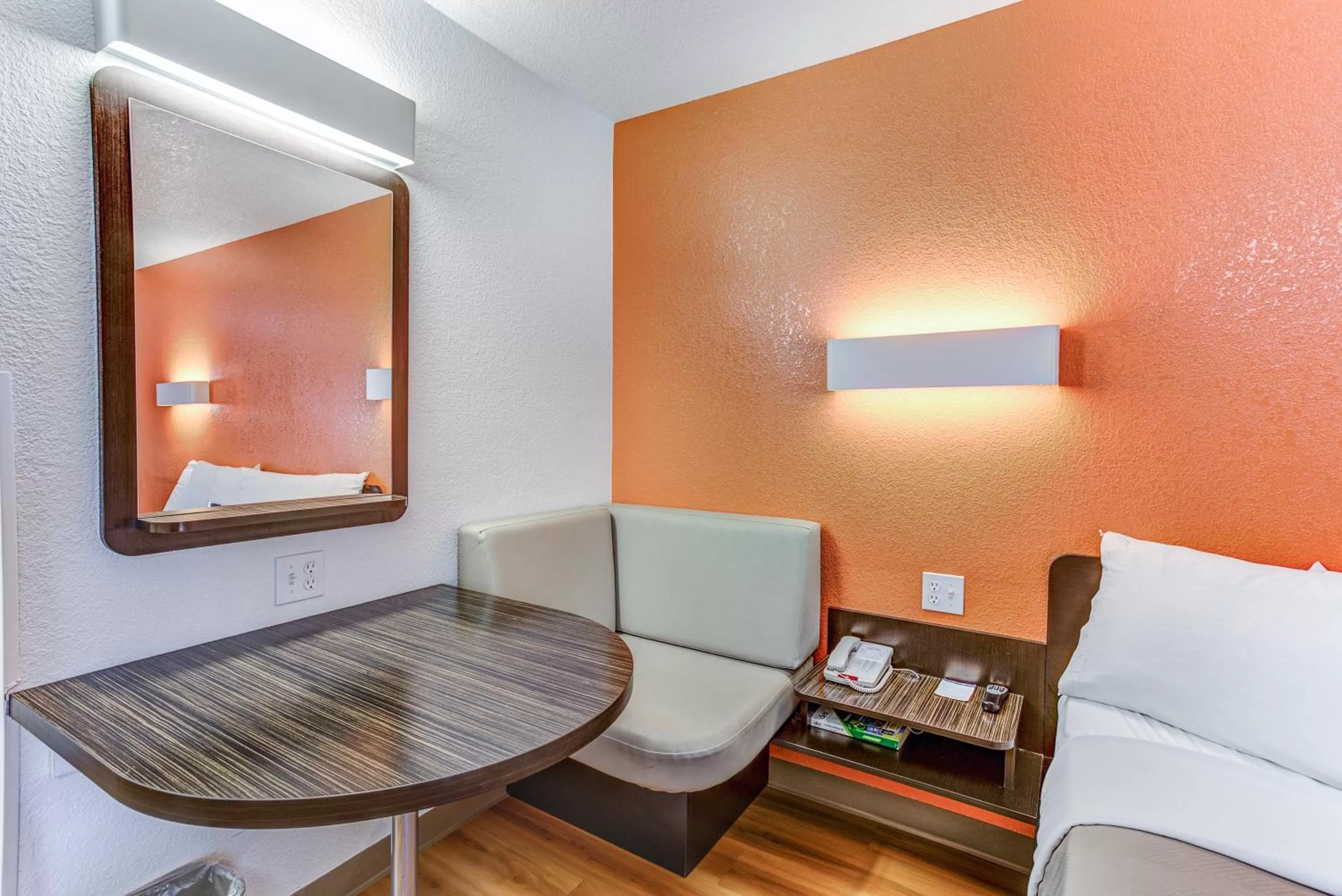 Bedroom, Bed in Motel 6-Portland, OR - Tigard West