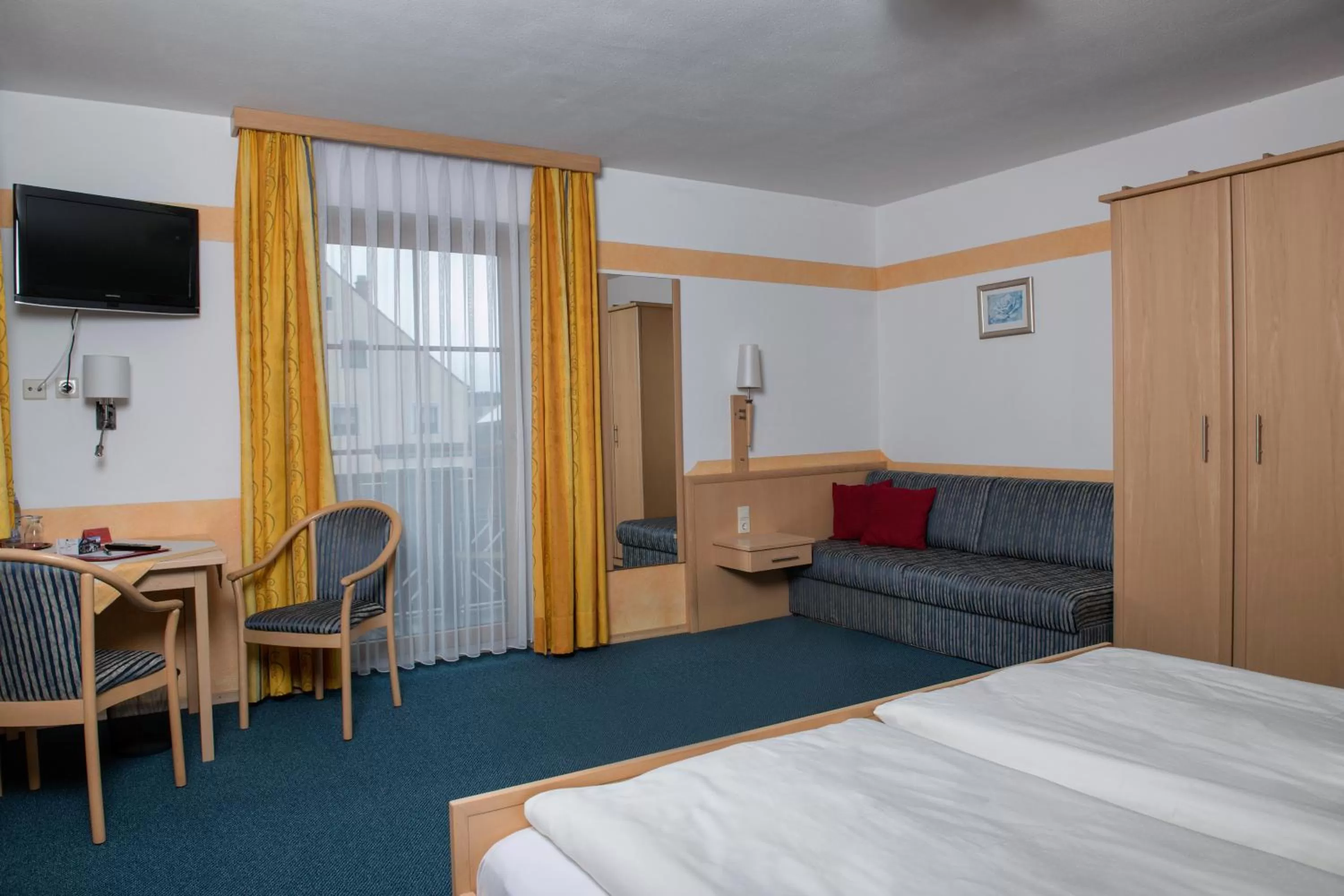 Photo of the whole room, Bed in Hotel garni Hopfengold