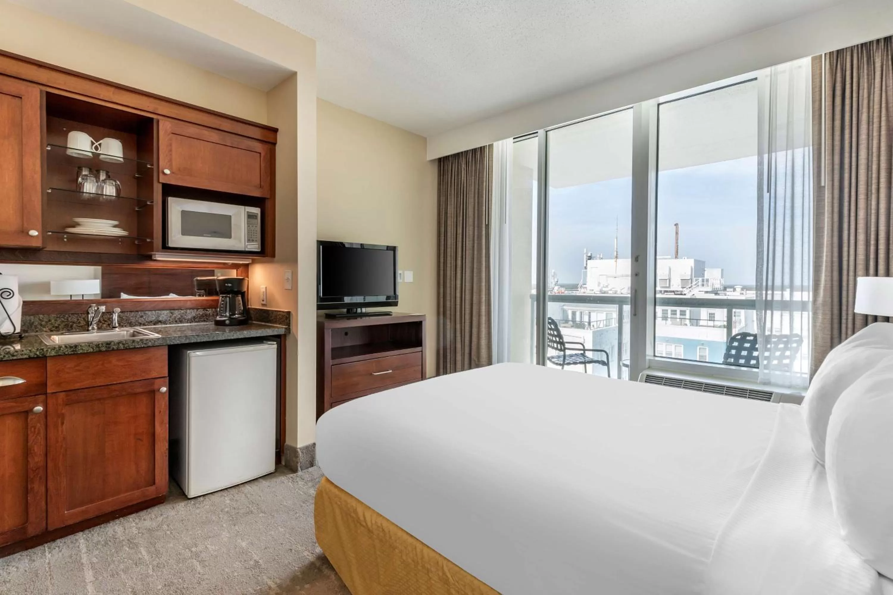 Kitchen or kitchenette, Bed in Hilton Vacation Club Ocean Beach Club Virginia Beach