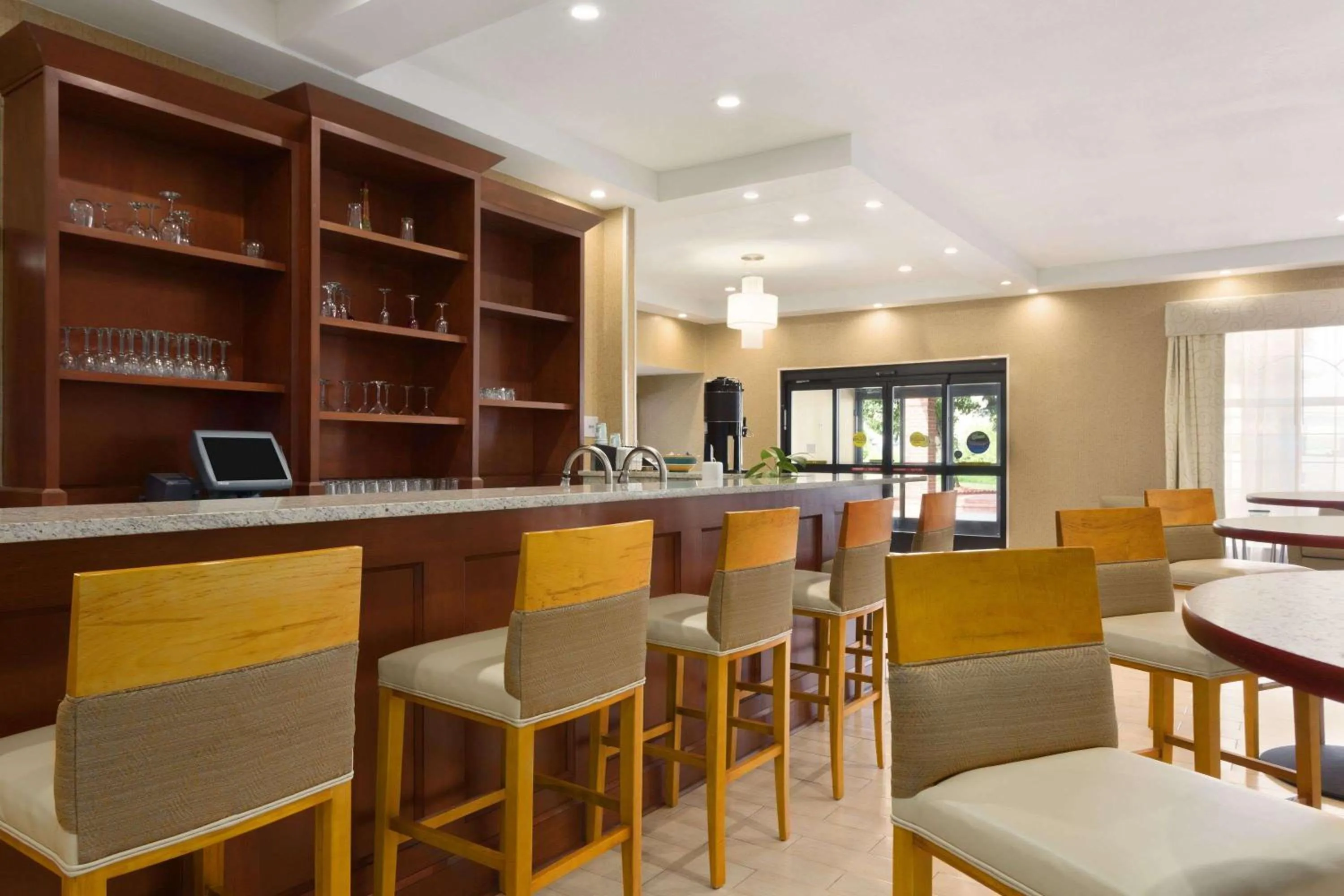 Restaurant/places to eat in Wyndham Garden Grand Rapids Airport