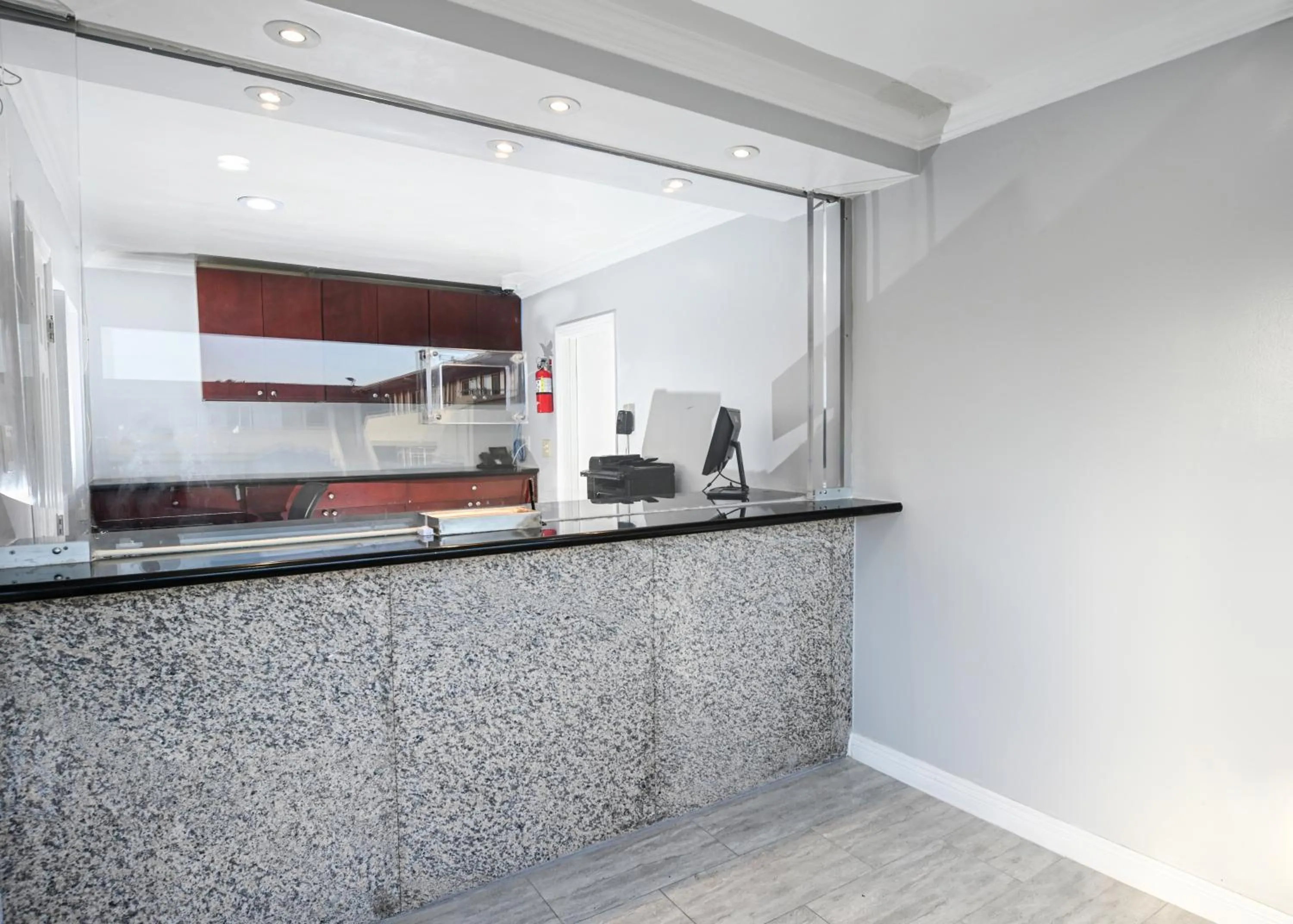 Lobby or reception in Sea Rock Inn - Long Beach