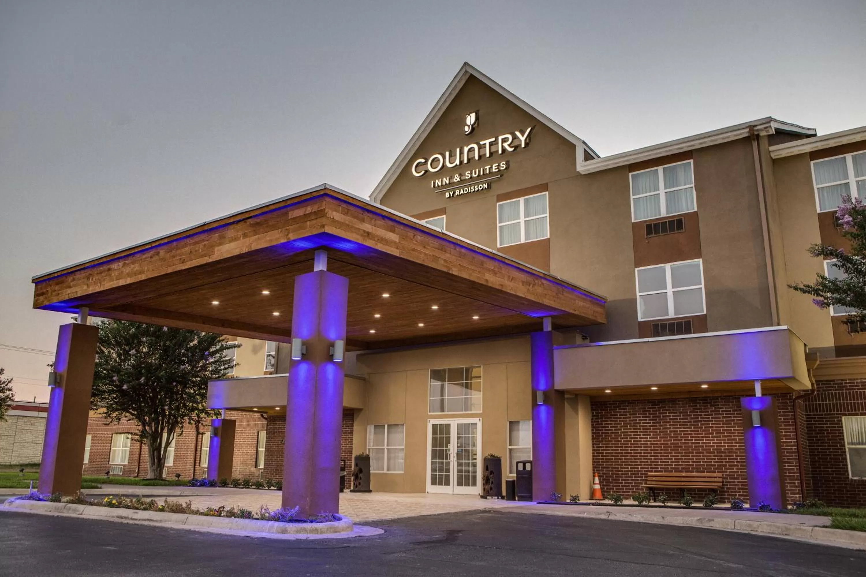 Facade/entrance in Country Inn & Suites by Radisson, Harlingen, TX