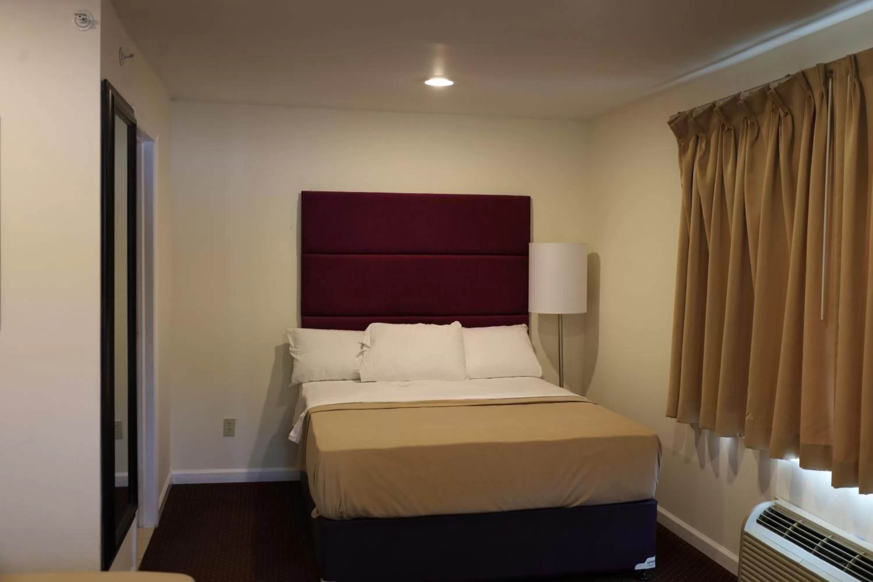 Bed in The Hamlet Inn at Warwick