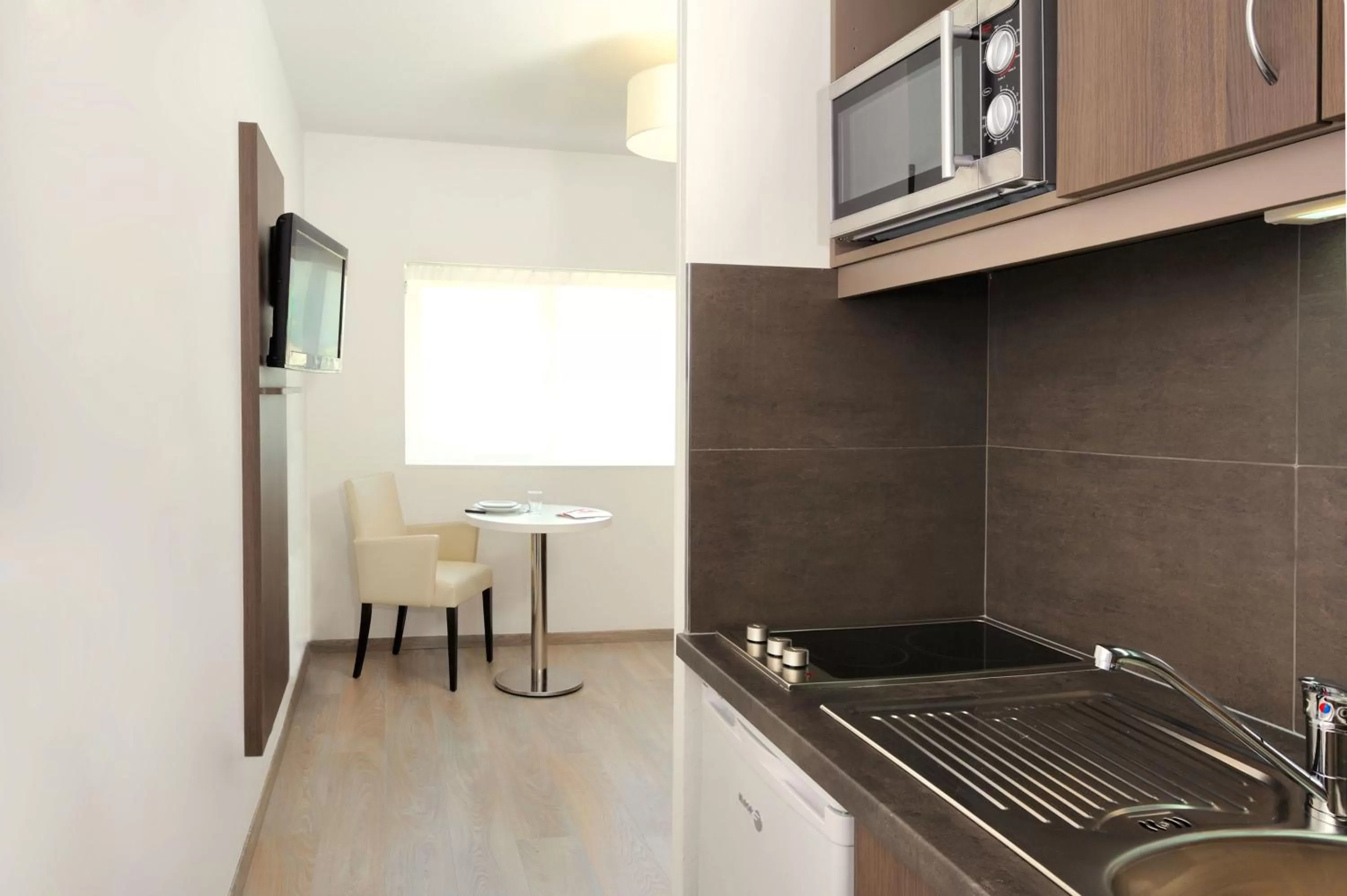 Kitchen or kitchenette in Séjours & Affaires Massy Atlantis