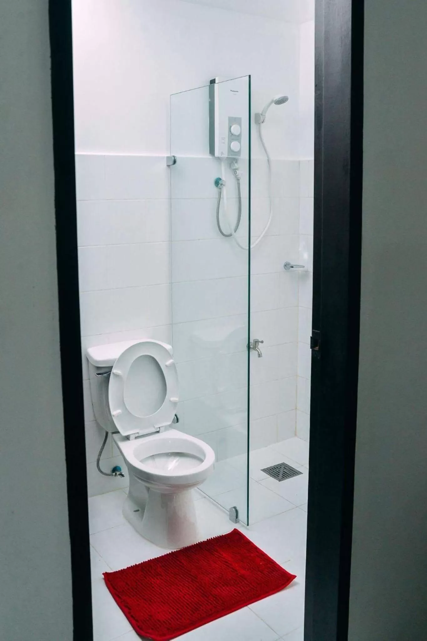 Shower in The Strand Suites and Dormitel