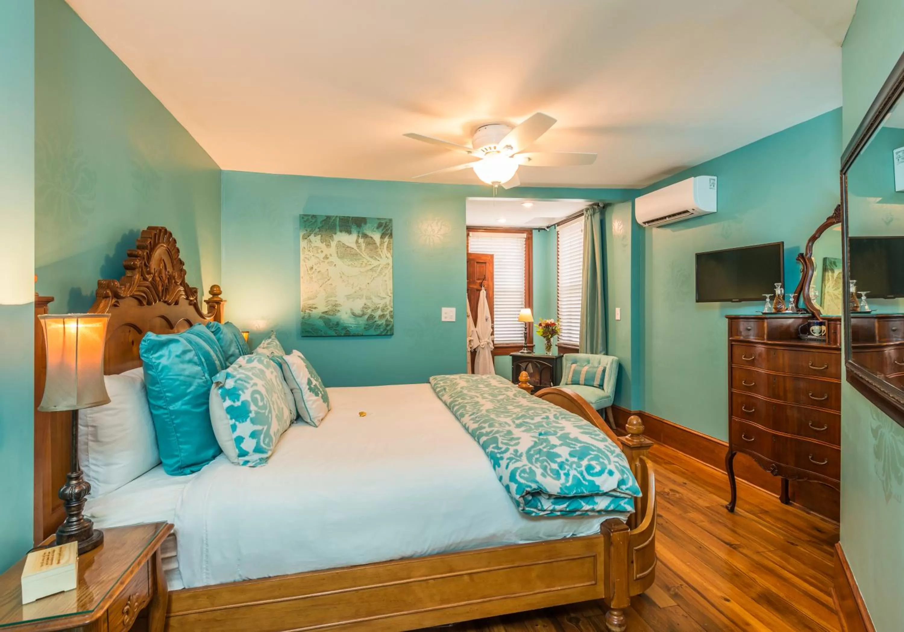 Photo of the whole room, Bed in Carriage Way Inn Bed & Breakfast Adults Only - 21 years old and up