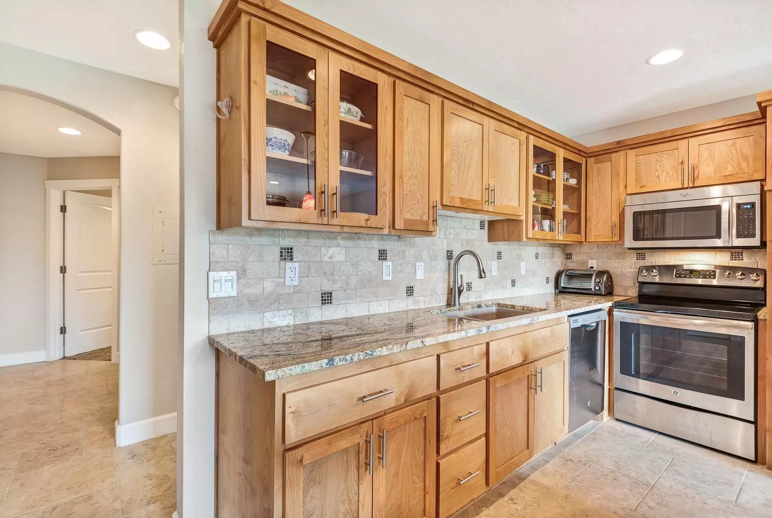 Kitchen or kitchenette, Kitchen/Kitchenette in Bend Riverside Condos