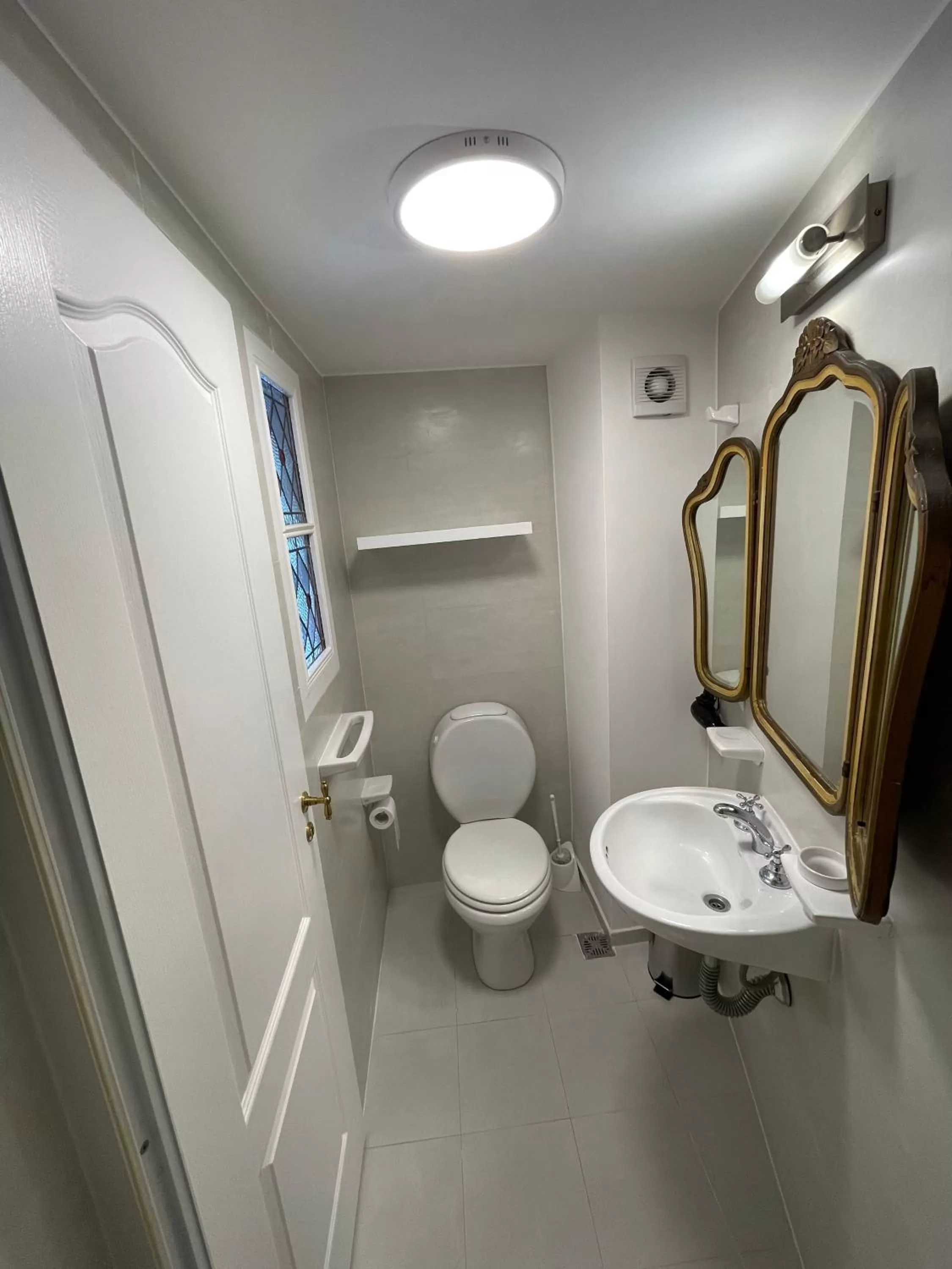 Toilet, Bathroom in Le Petit Palais