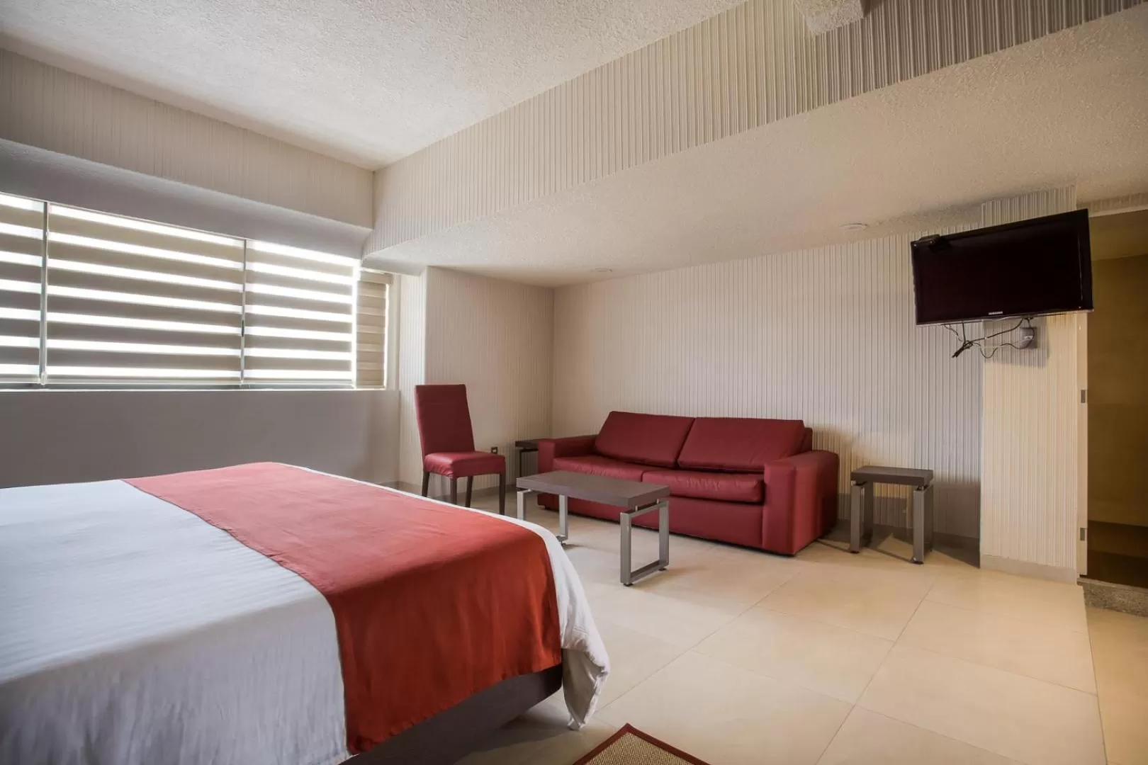 Living room, Bed in Hotel Puente Real