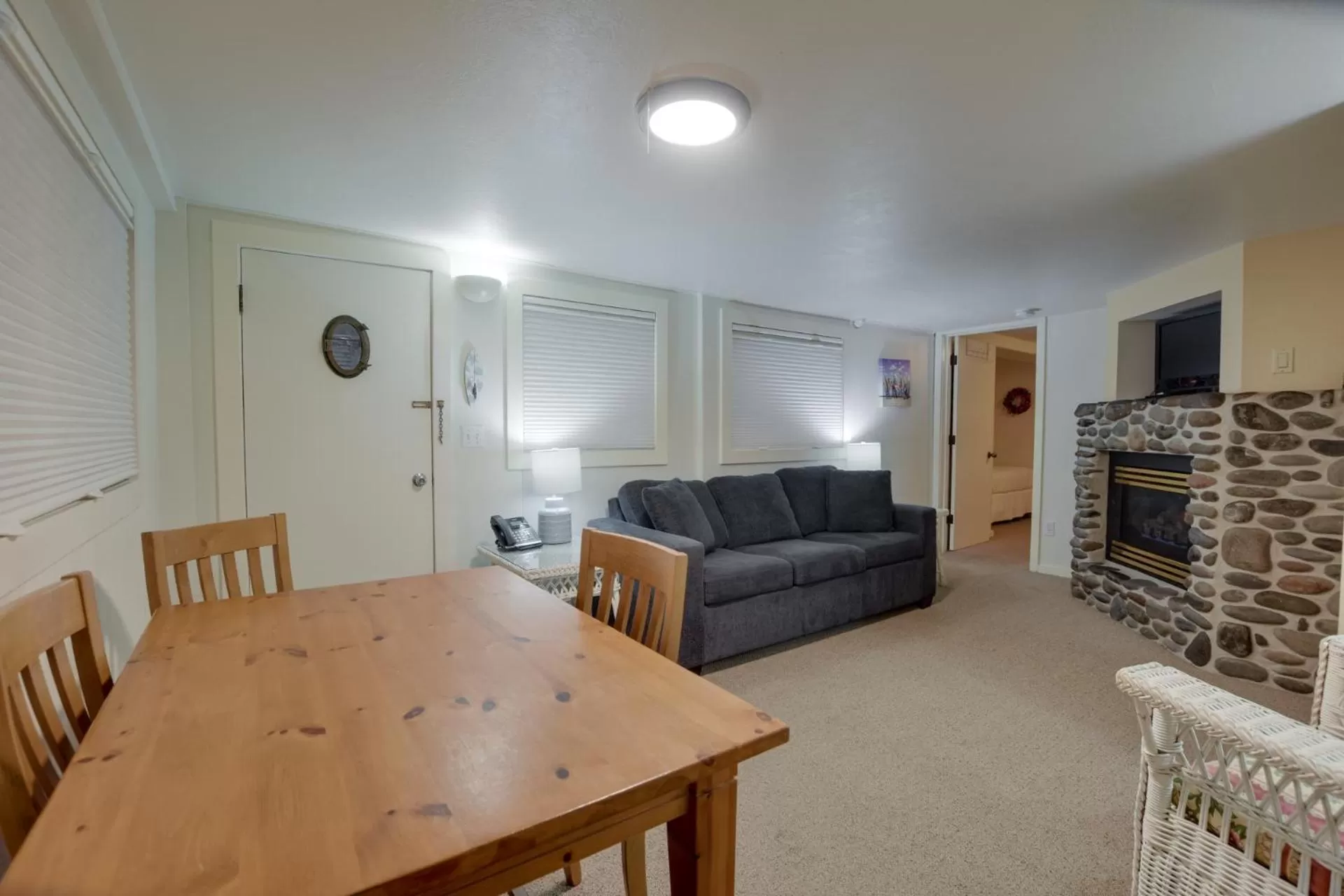 Living room, Dining Area in The Waves