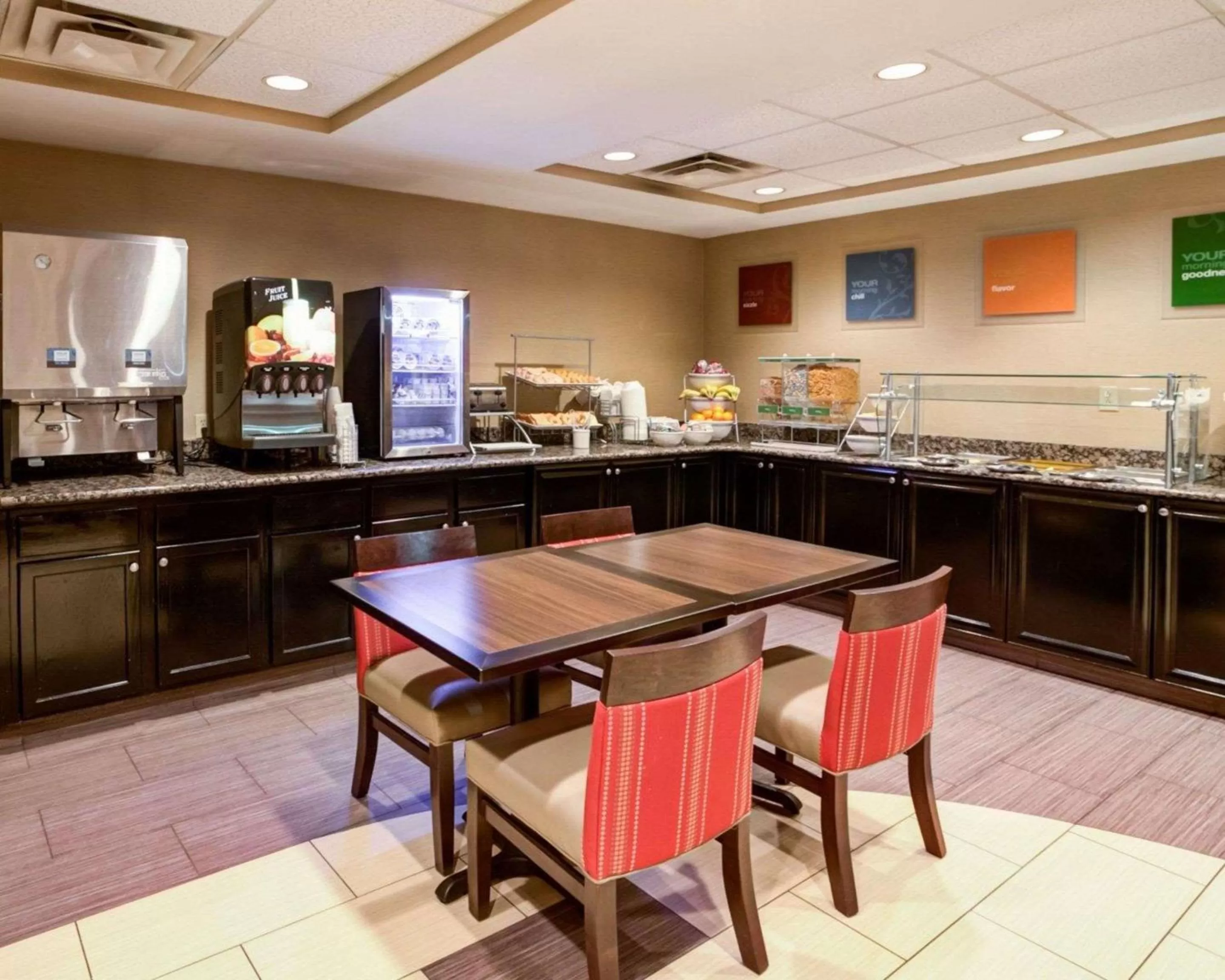 Restaurant/places to eat in Charlotte Suites by IHG