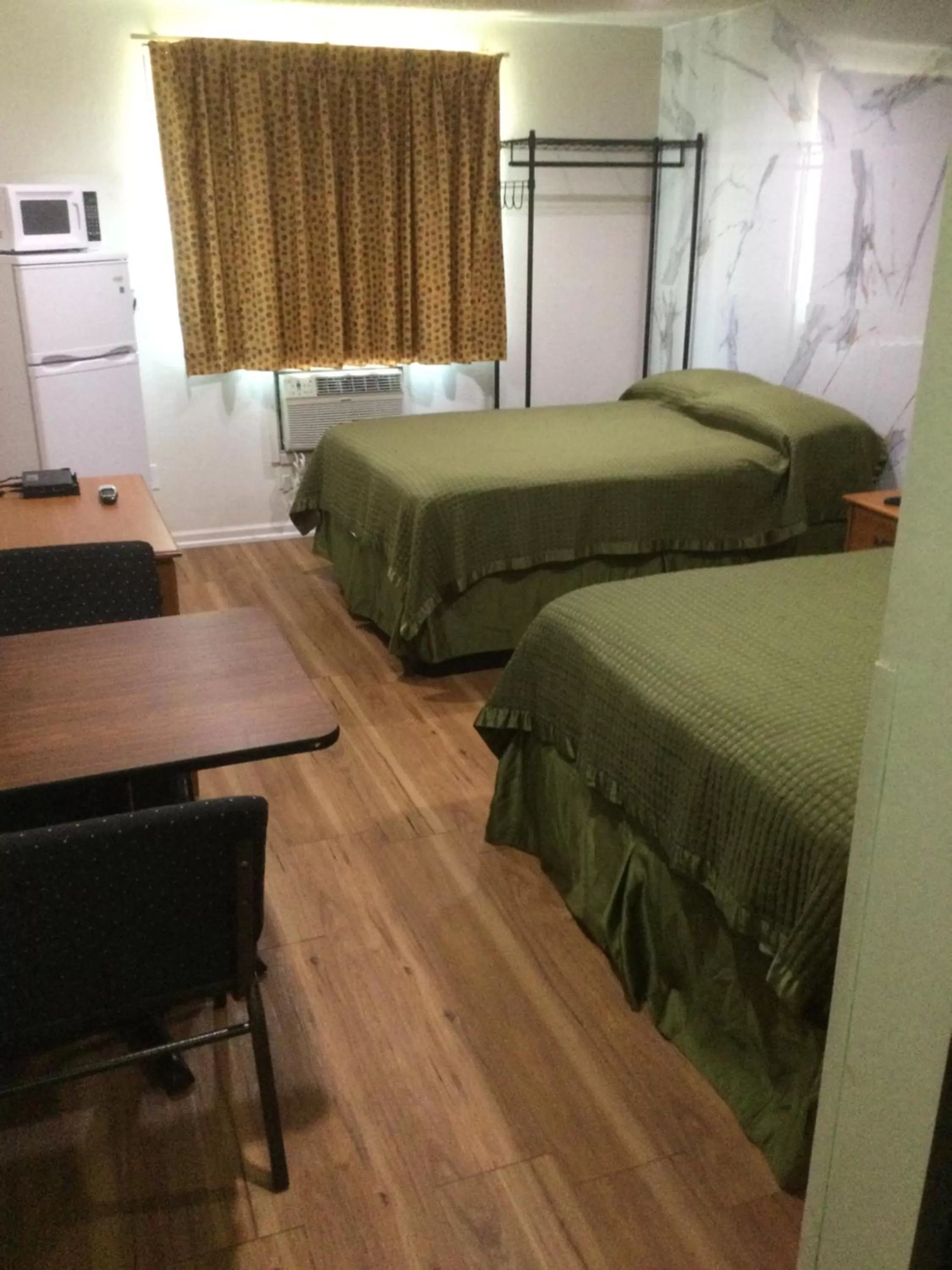 Photo of the whole room, Bed in Americas Express Inn Rocky Mount