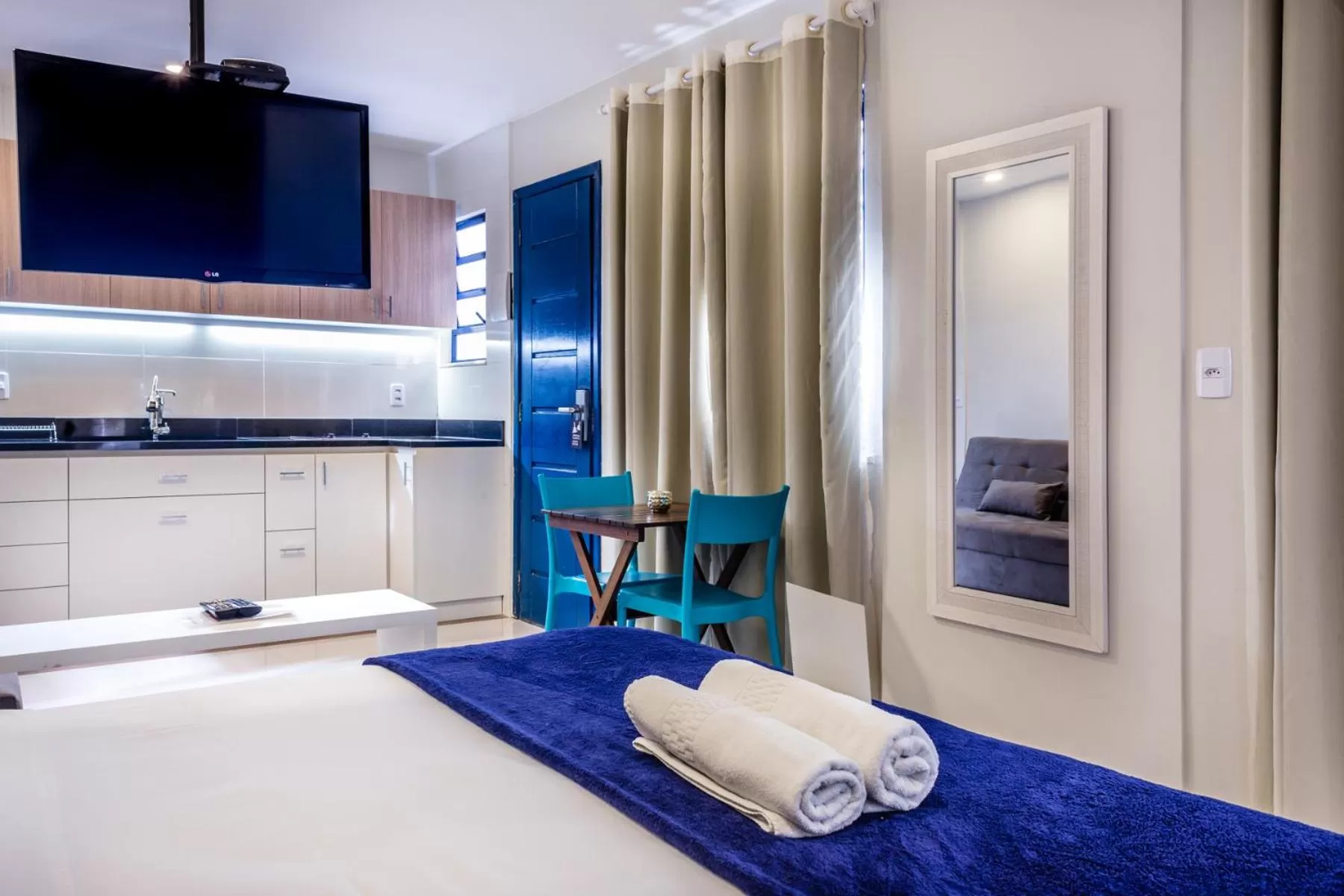 Bedroom, TV/Entertainment Center in Injoy Suítes & Aparts