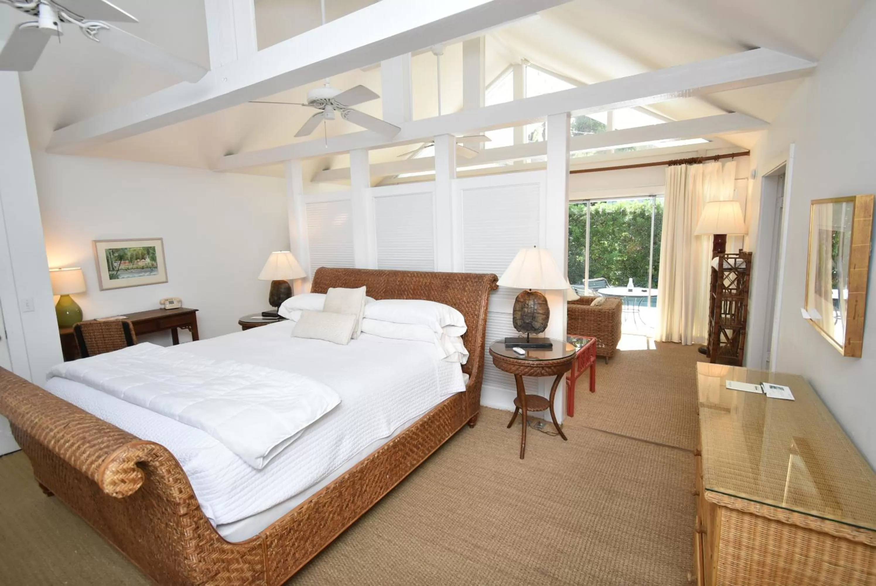 Bed in Simonton Court Historic Inn & Cottages