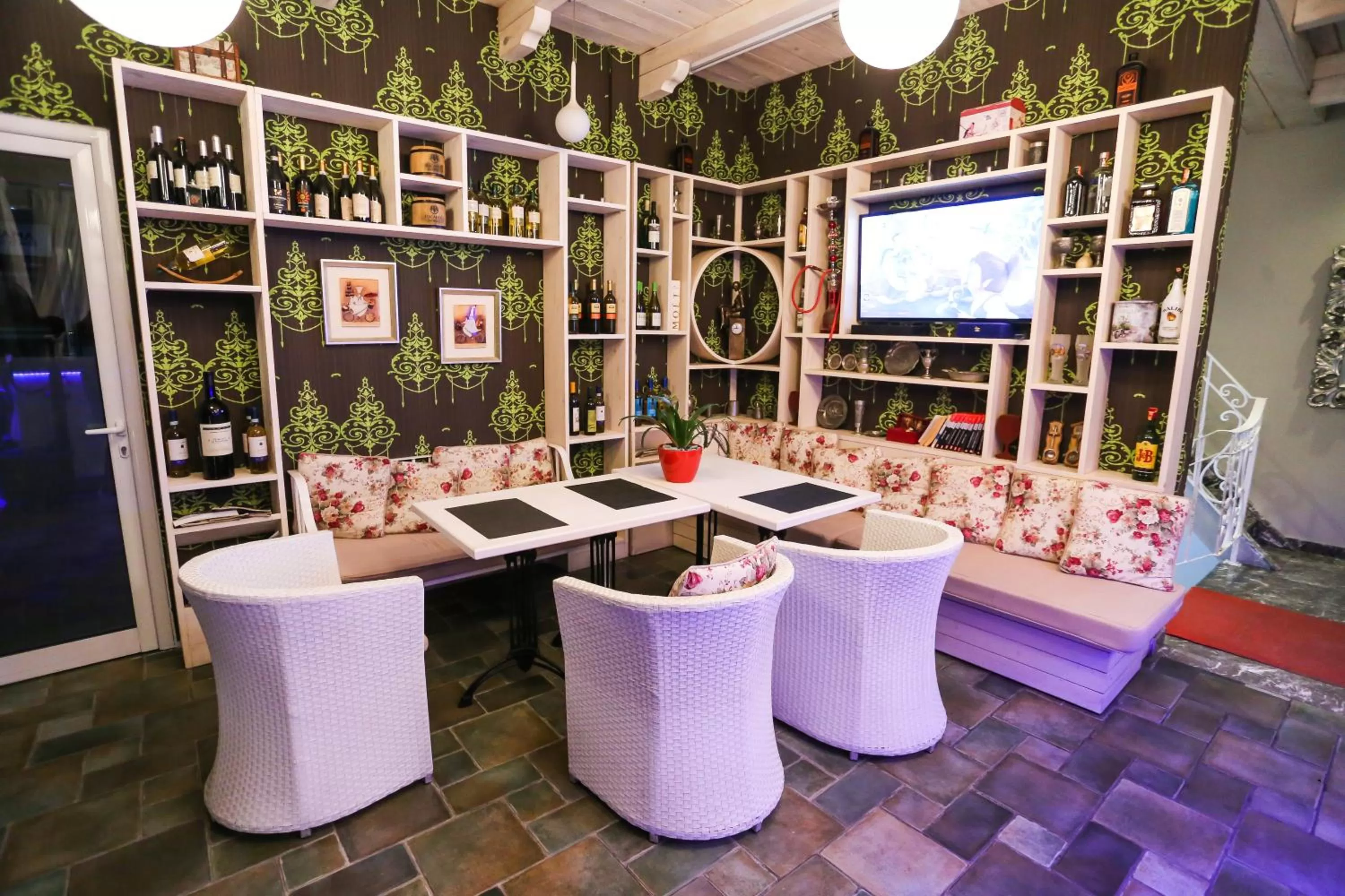 Library in Hotel Monarch