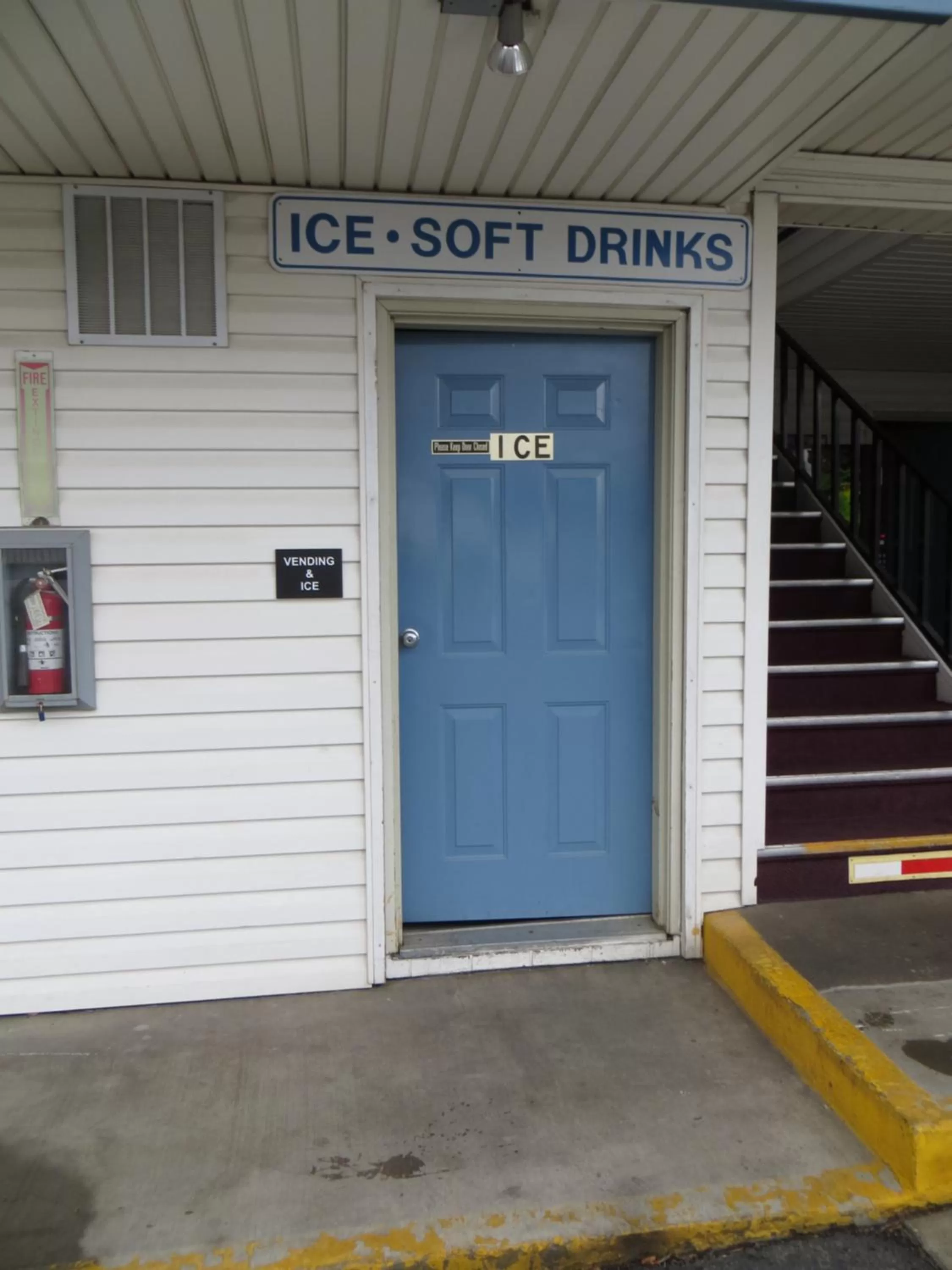 Logo/Certificate/Sign in Super 8 by Wyndham Susanville