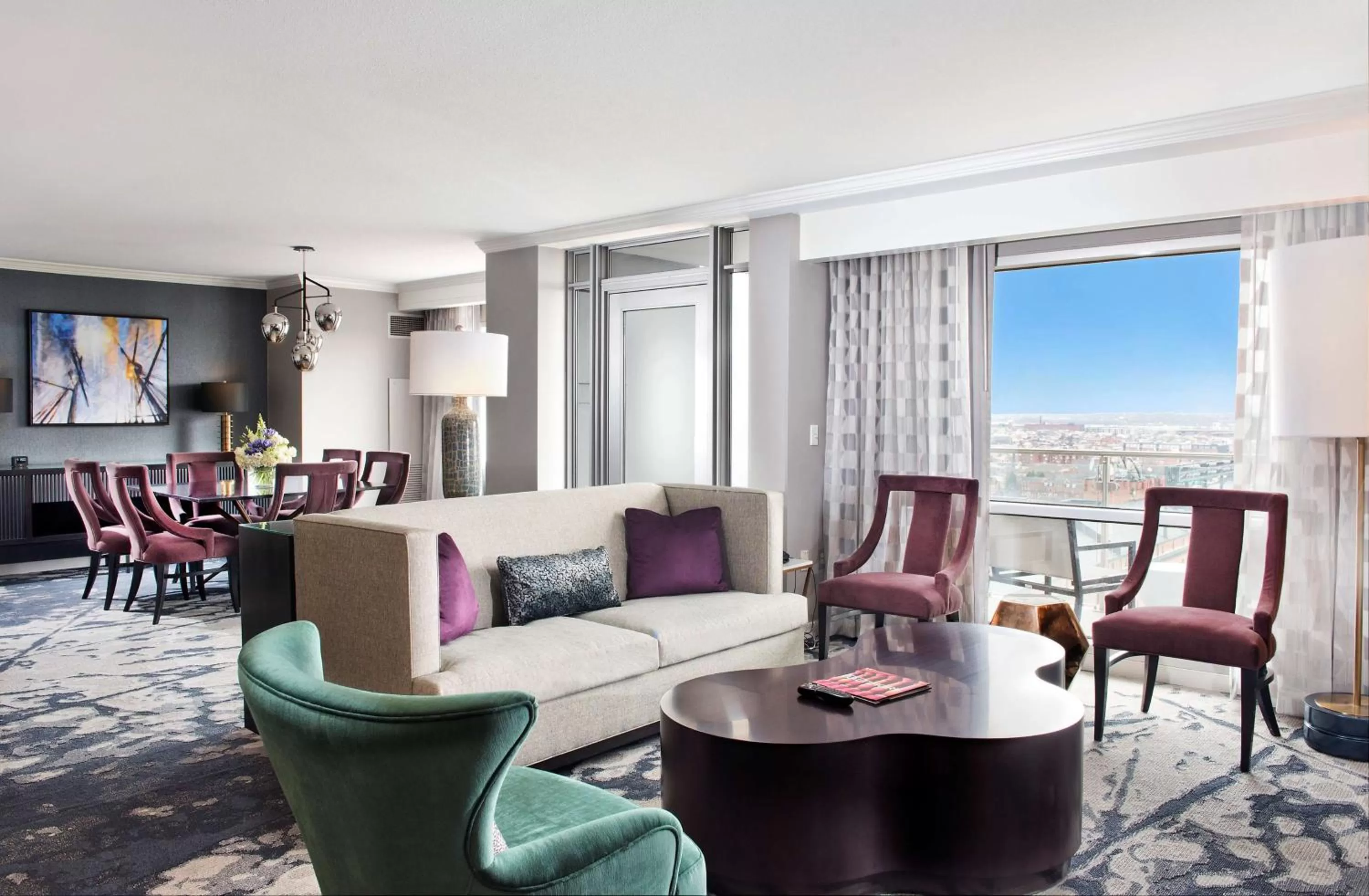 Living room in Hilton Baltimore Inner Harbor