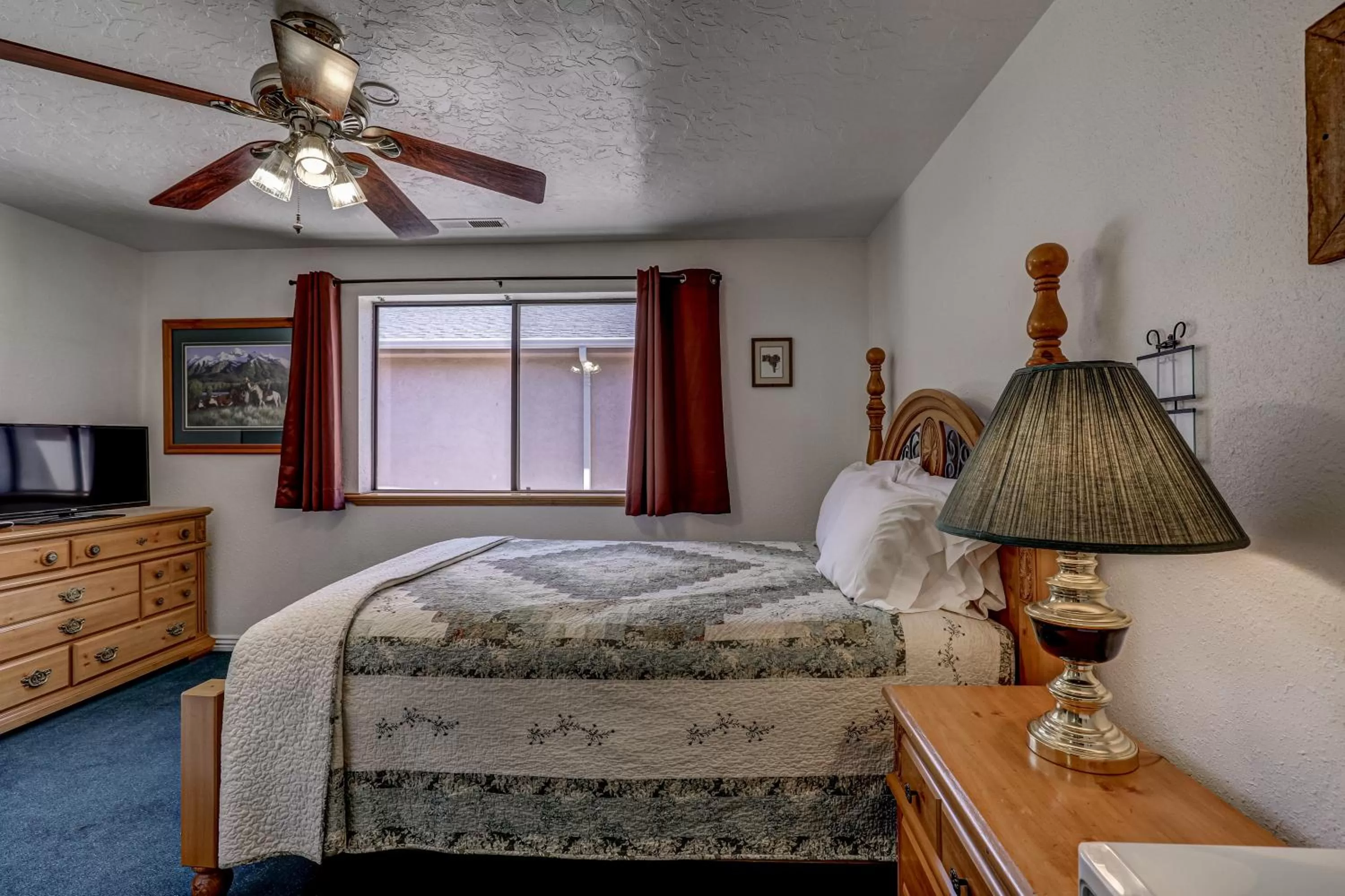 Bed in THE SNUGGLE INN