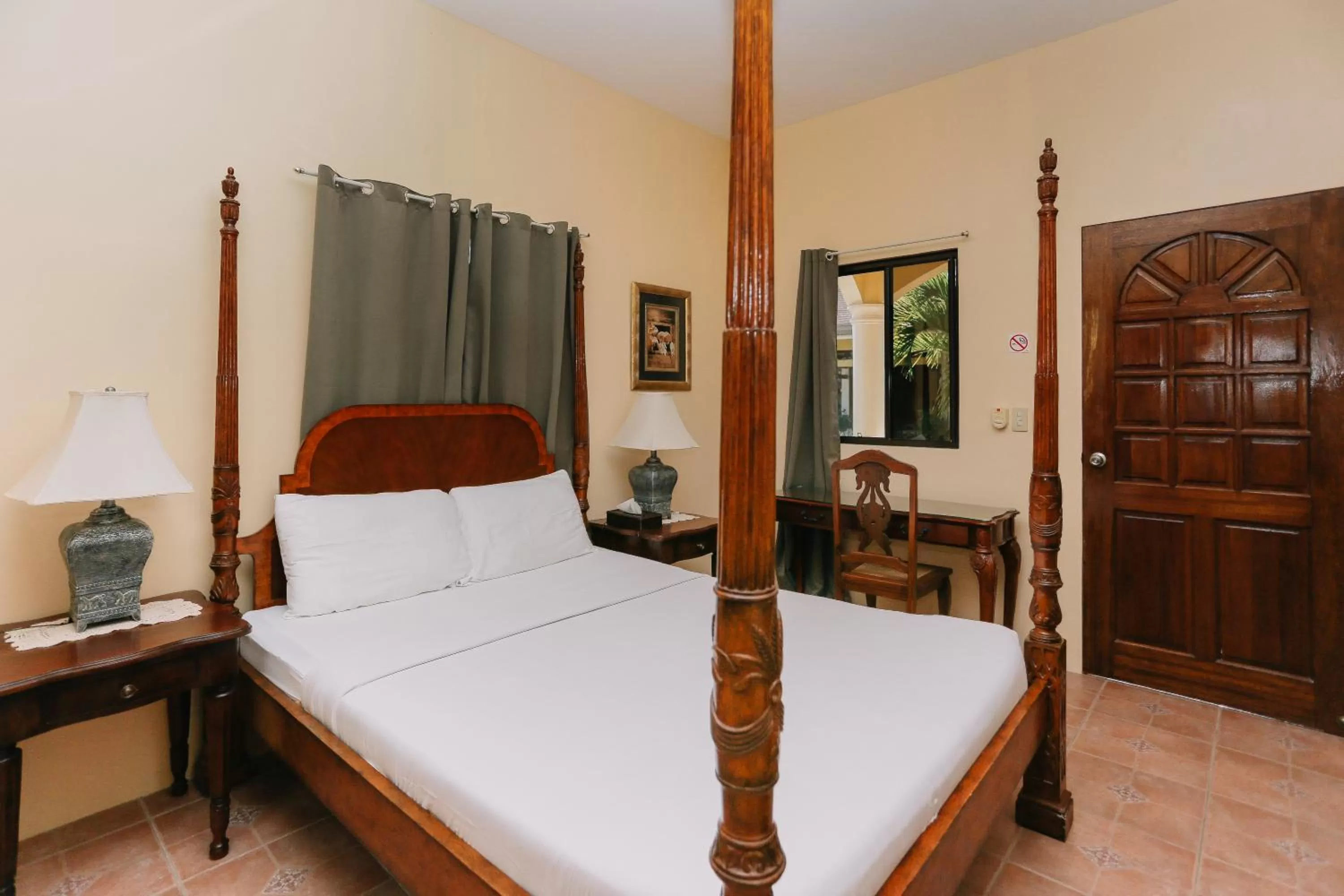 Deluxe Room in Turtle Bay Dive Resort