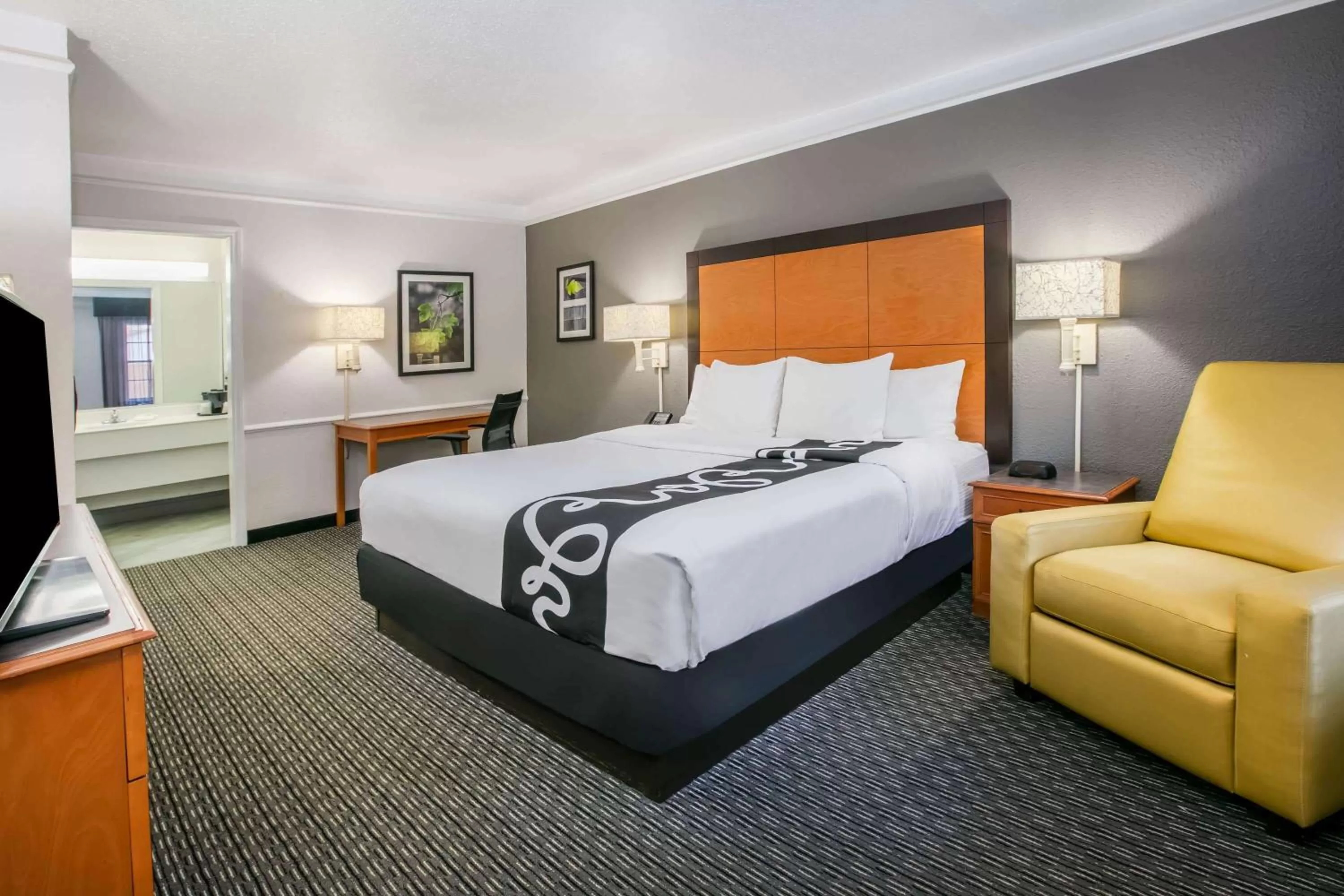 Photo of the whole room, Bed in La Quinta Inn by Wyndham Dallas Uptown